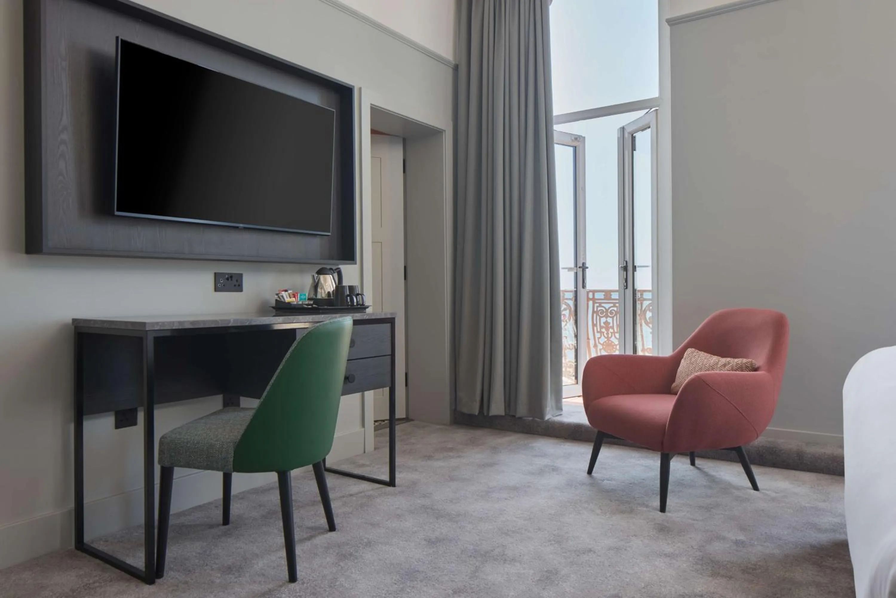 Photo of the whole room in DoubleTree By Hilton Brighton Metropole