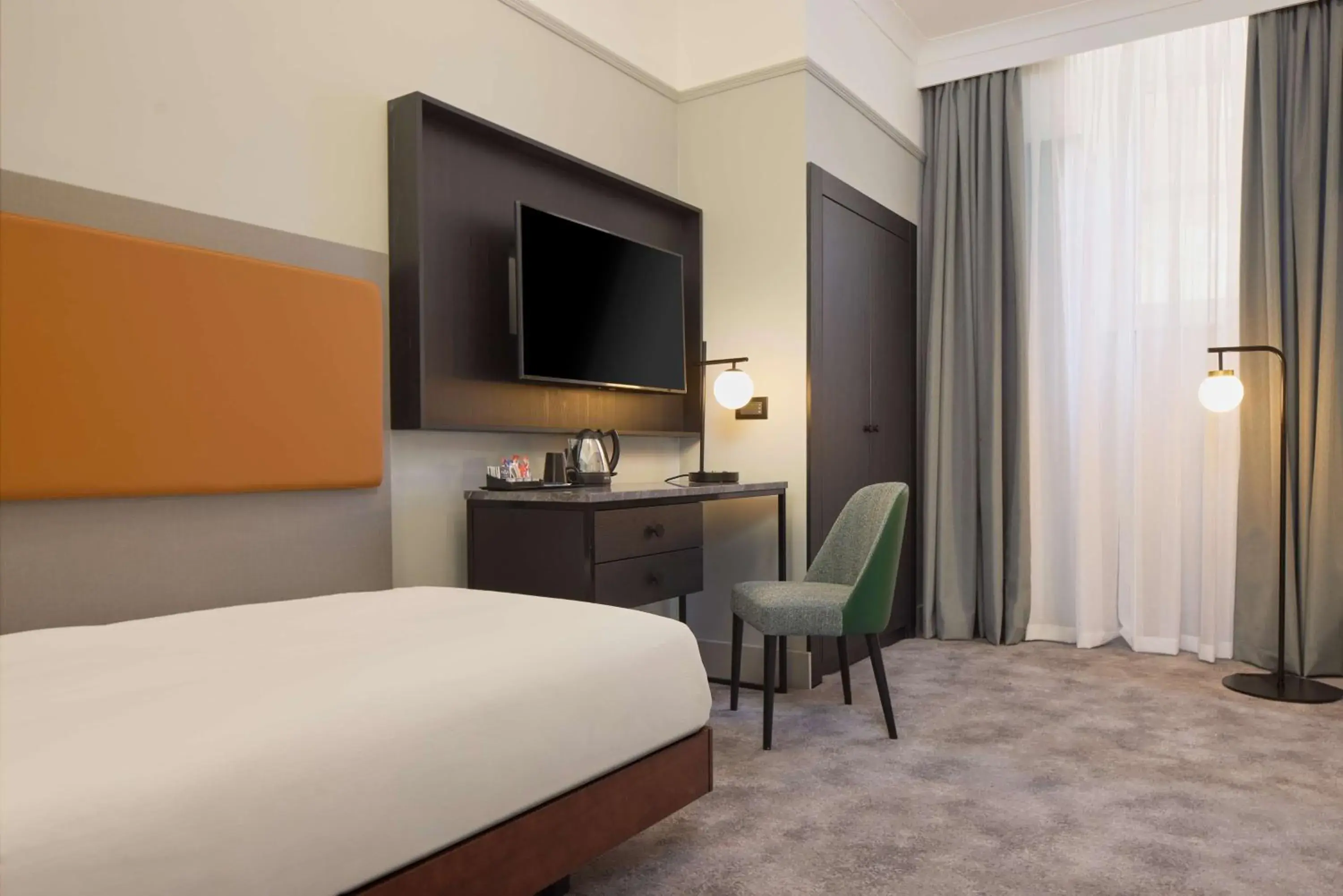 Bedroom, Bed in DoubleTree By Hilton Brighton Metropole Bedroom, Bed in DoubleTree By Hilton Brighton Metropole