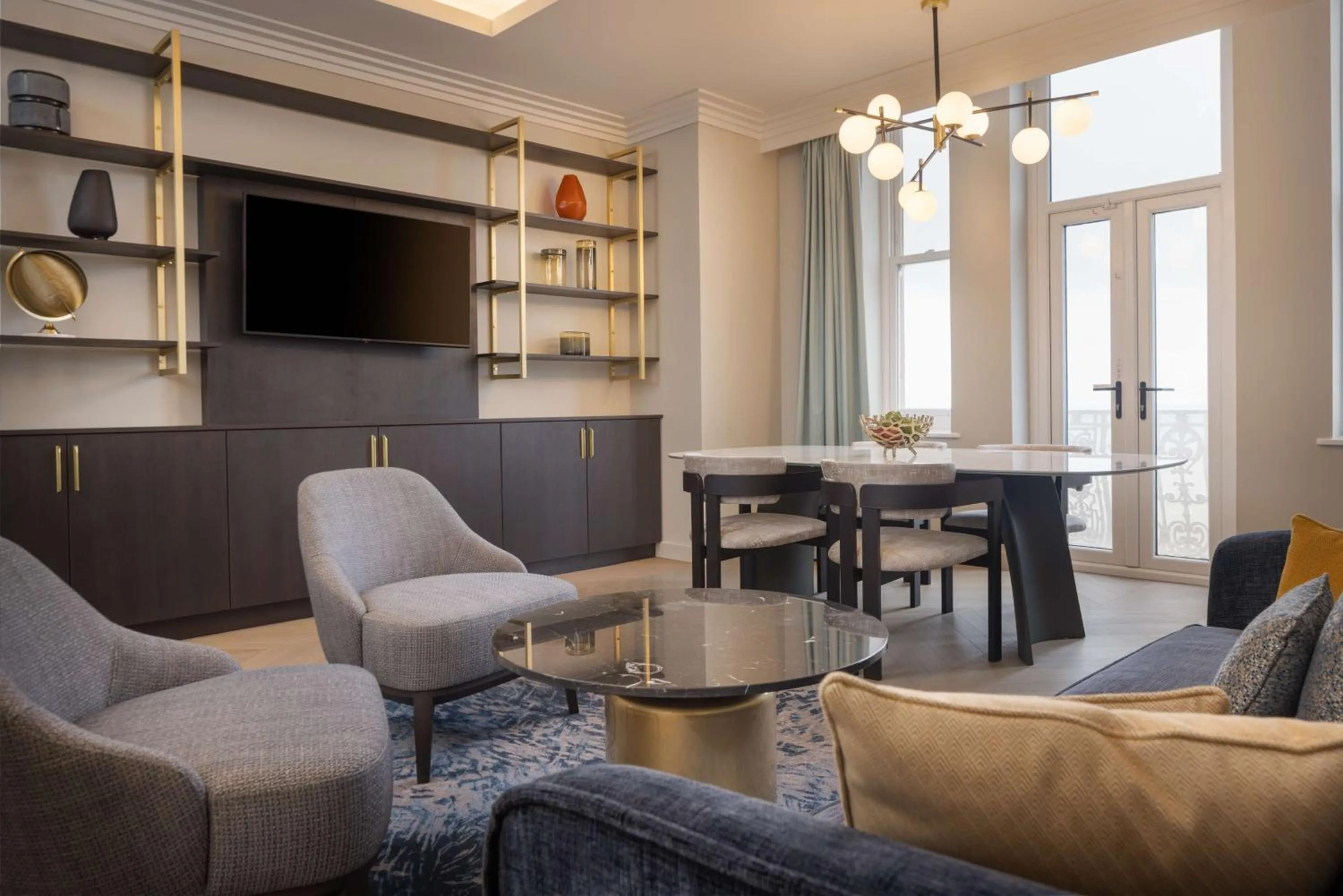 Living room in DoubleTree By Hilton Brighton Metropole