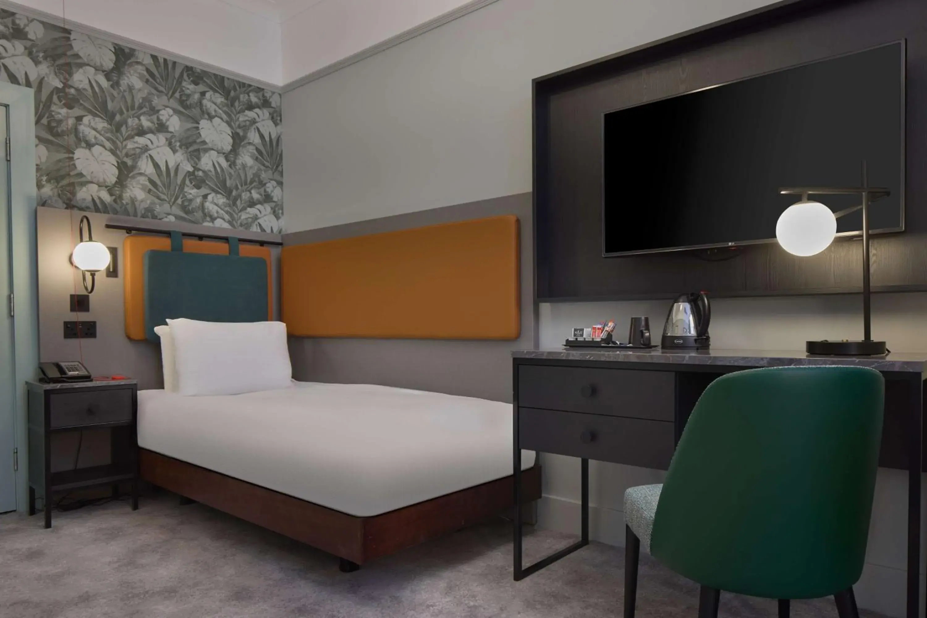 Bedroom, Bed in DoubleTree By Hilton Brighton Metropole Bedroom, Bed in DoubleTree By Hilton Brighton Metropole