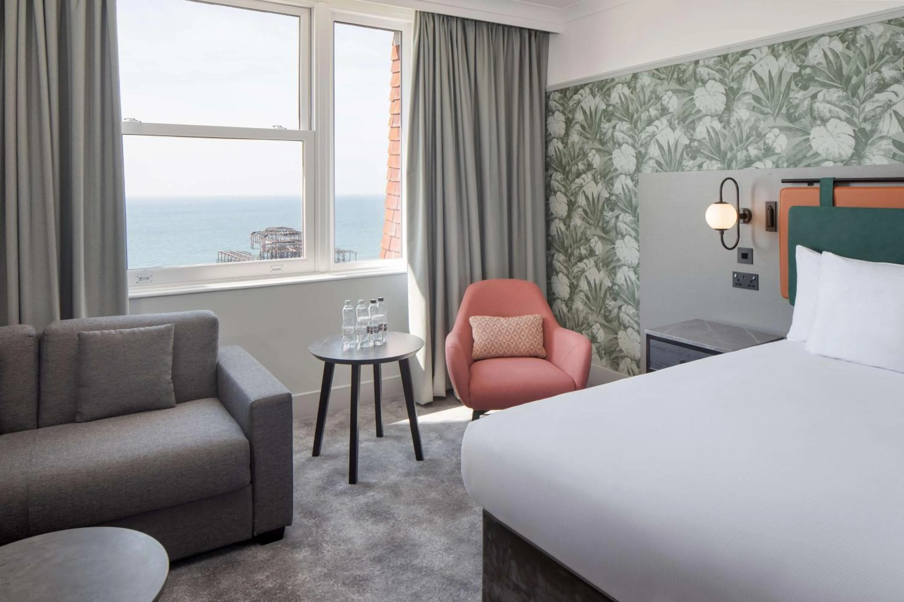 Living room, Bed in DoubleTree By Hilton Brighton Metropole