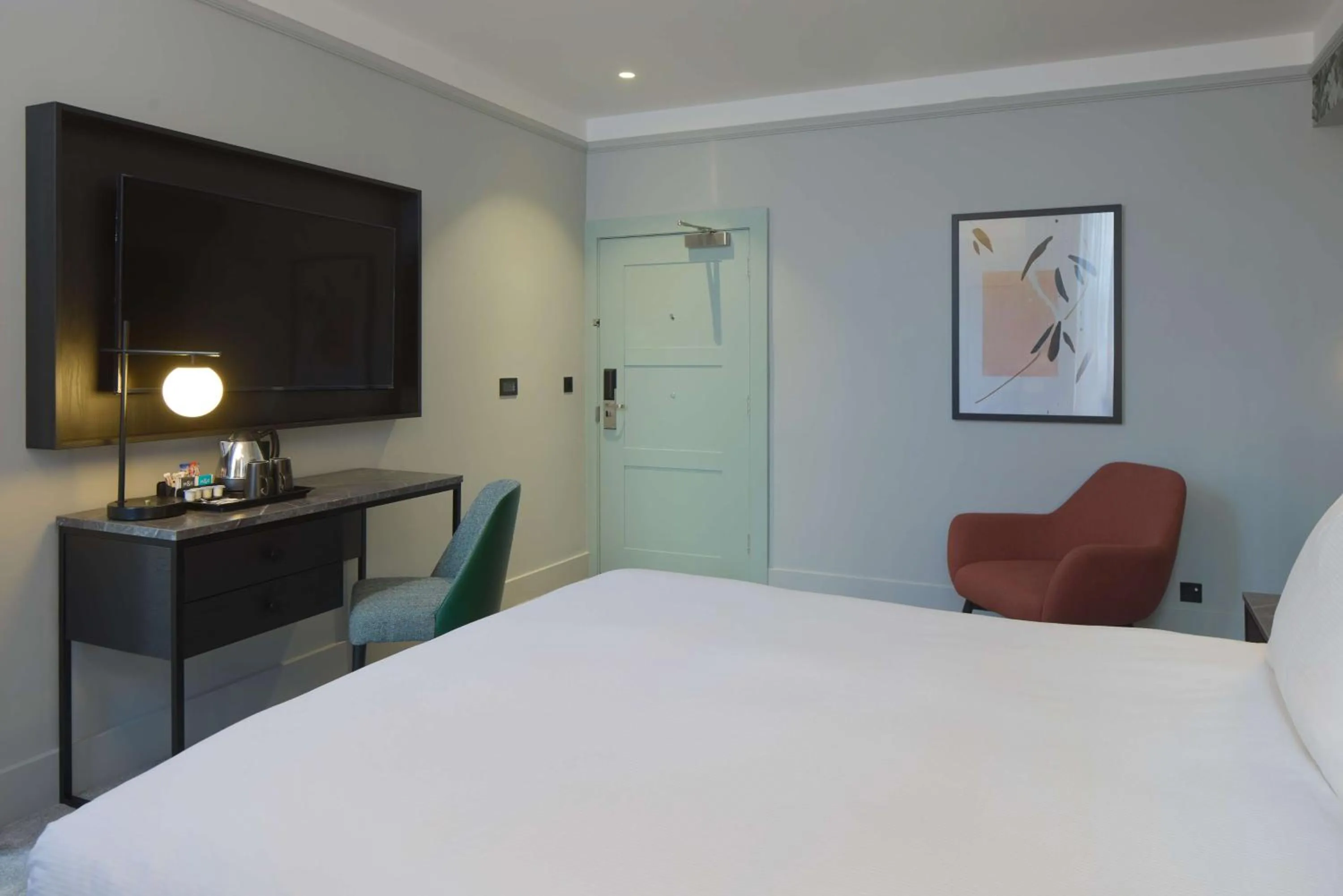 Photo of the whole room, Bed in DoubleTree By Hilton Brighton Metropole