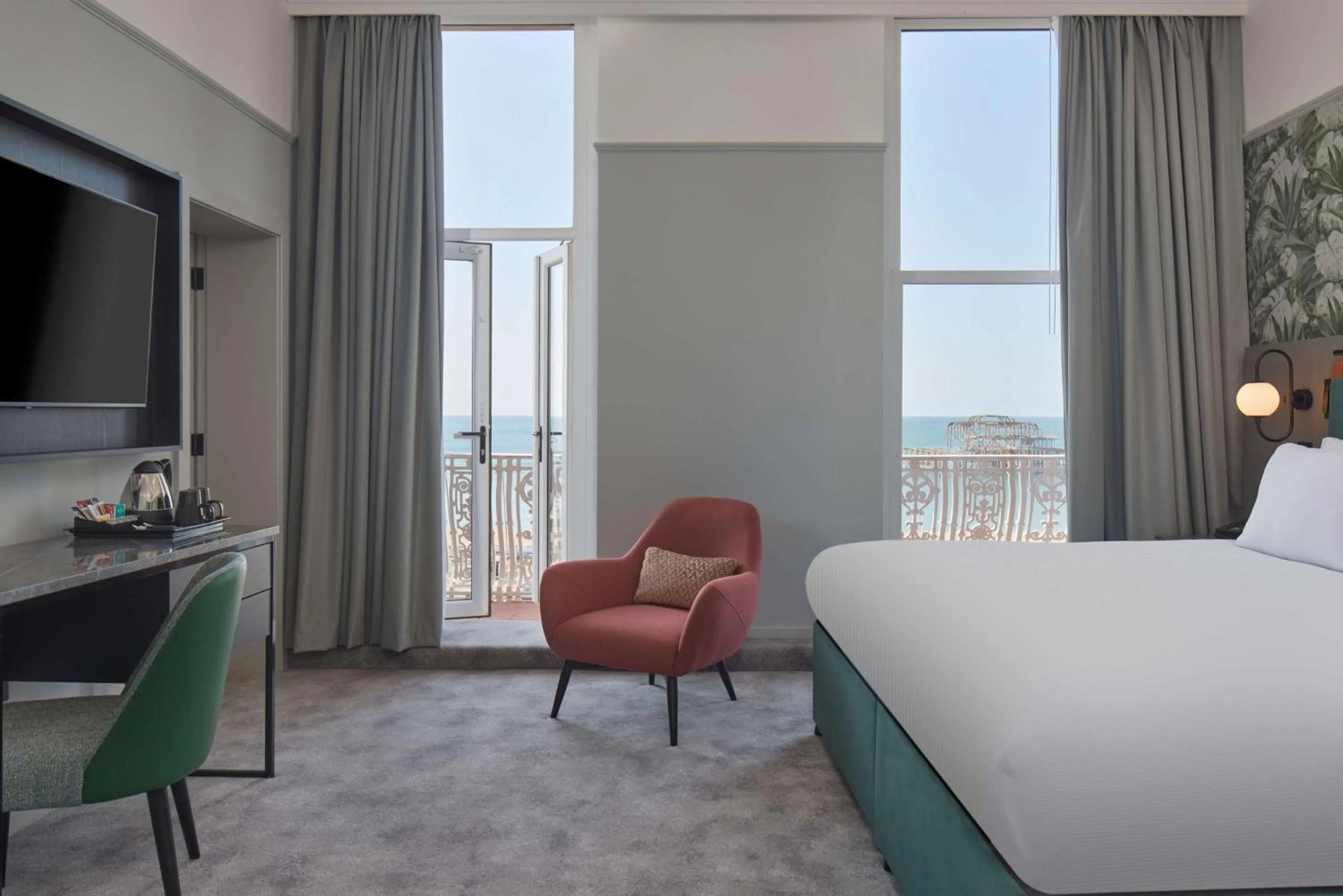 Photo of the whole room, Bed in DoubleTree By Hilton Brighton Metropole