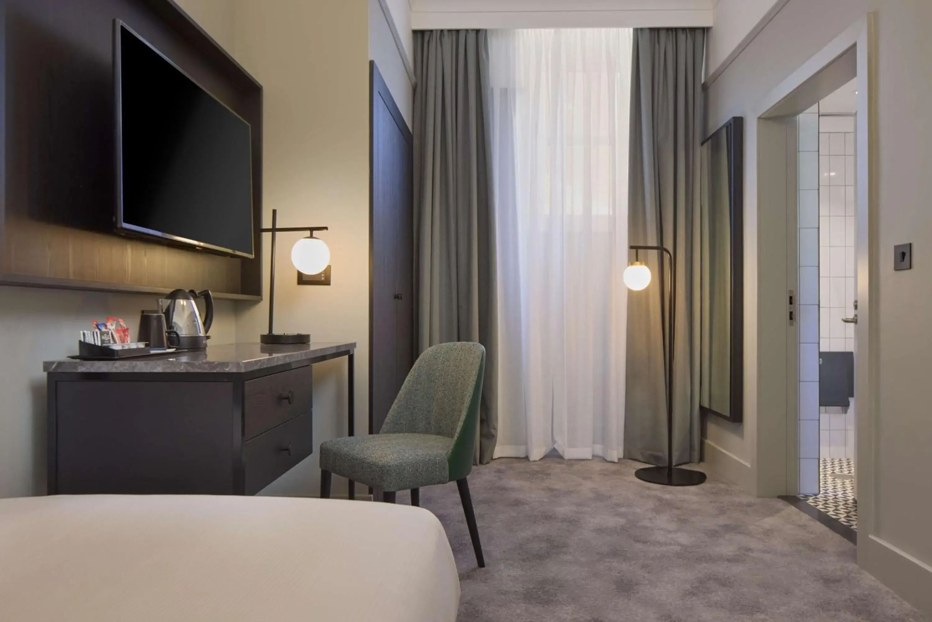 Bedroom, Bed in DoubleTree By Hilton Brighton Metropole Bedroom, Bed in DoubleTree By Hilton Brighton Metropole