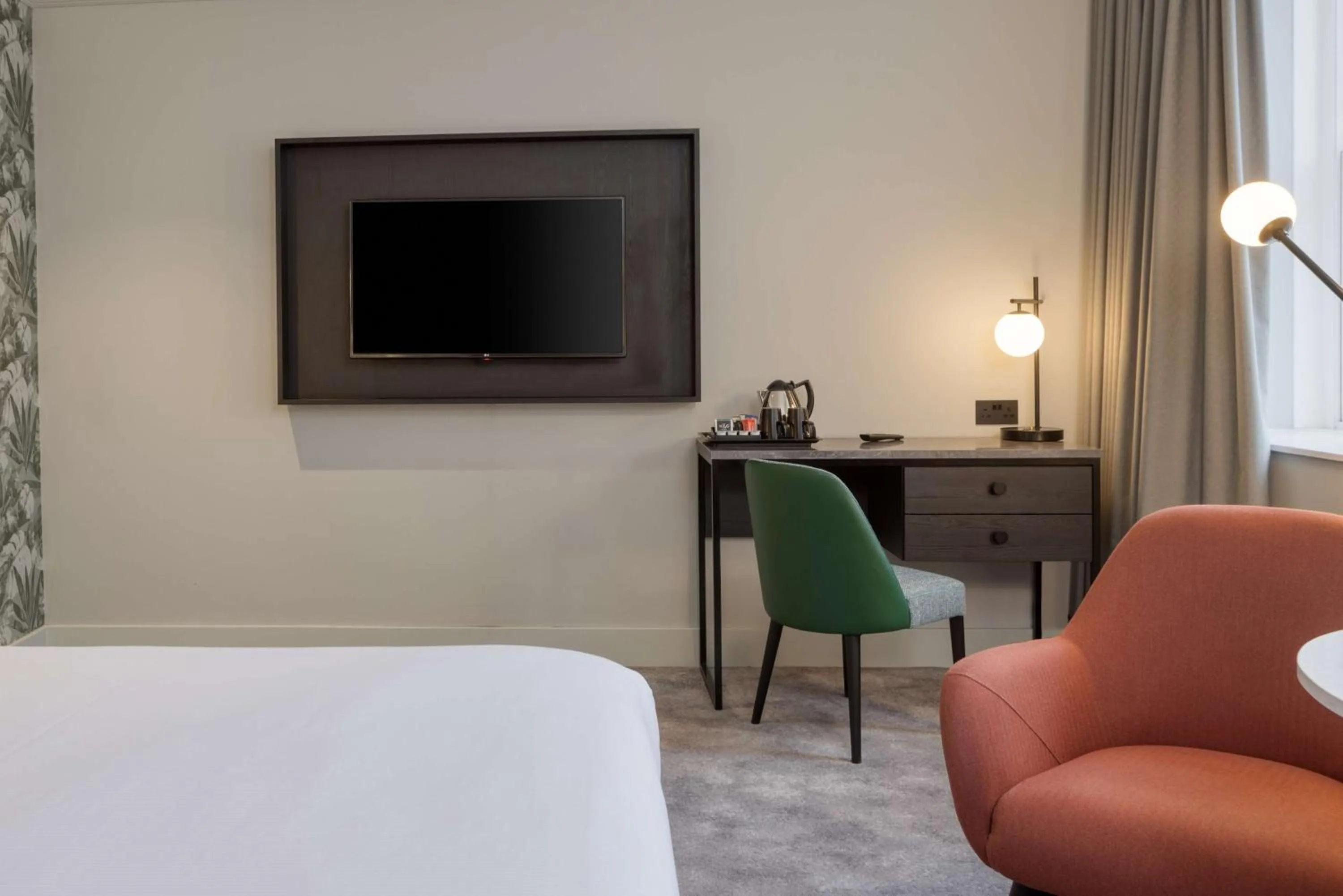 Bedroom, Bed in DoubleTree By Hilton Brighton Metropole