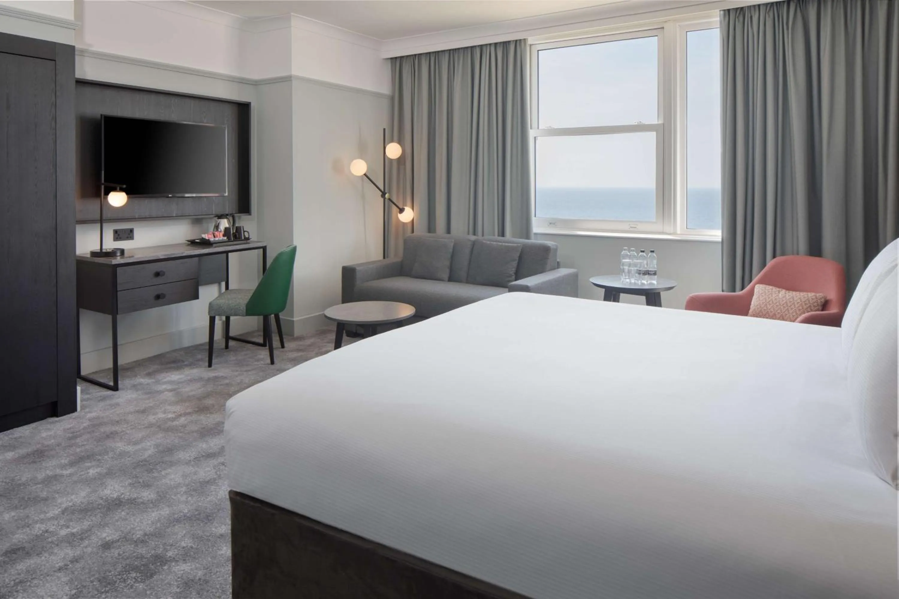 Bedroom, Bed in DoubleTree By Hilton Brighton Metropole