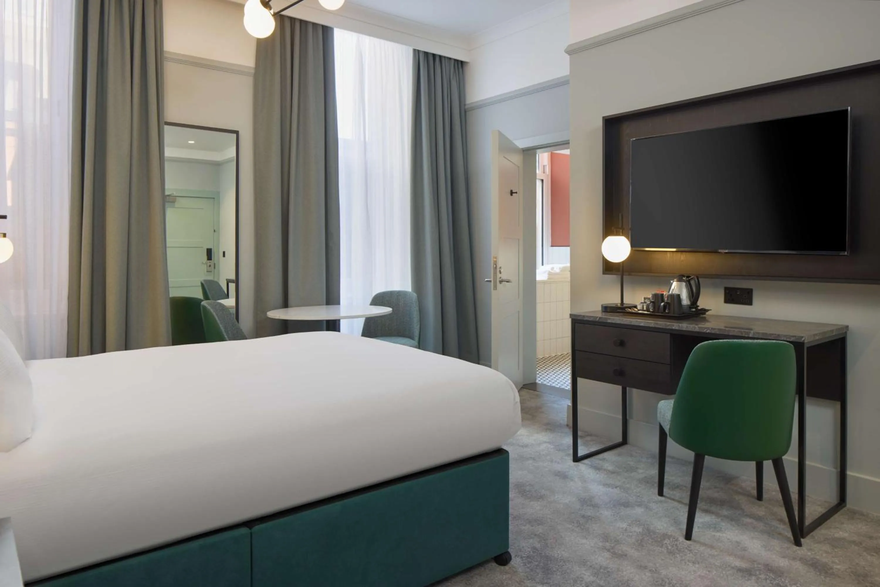 Bedroom, Bed in DoubleTree By Hilton Brighton Metropole