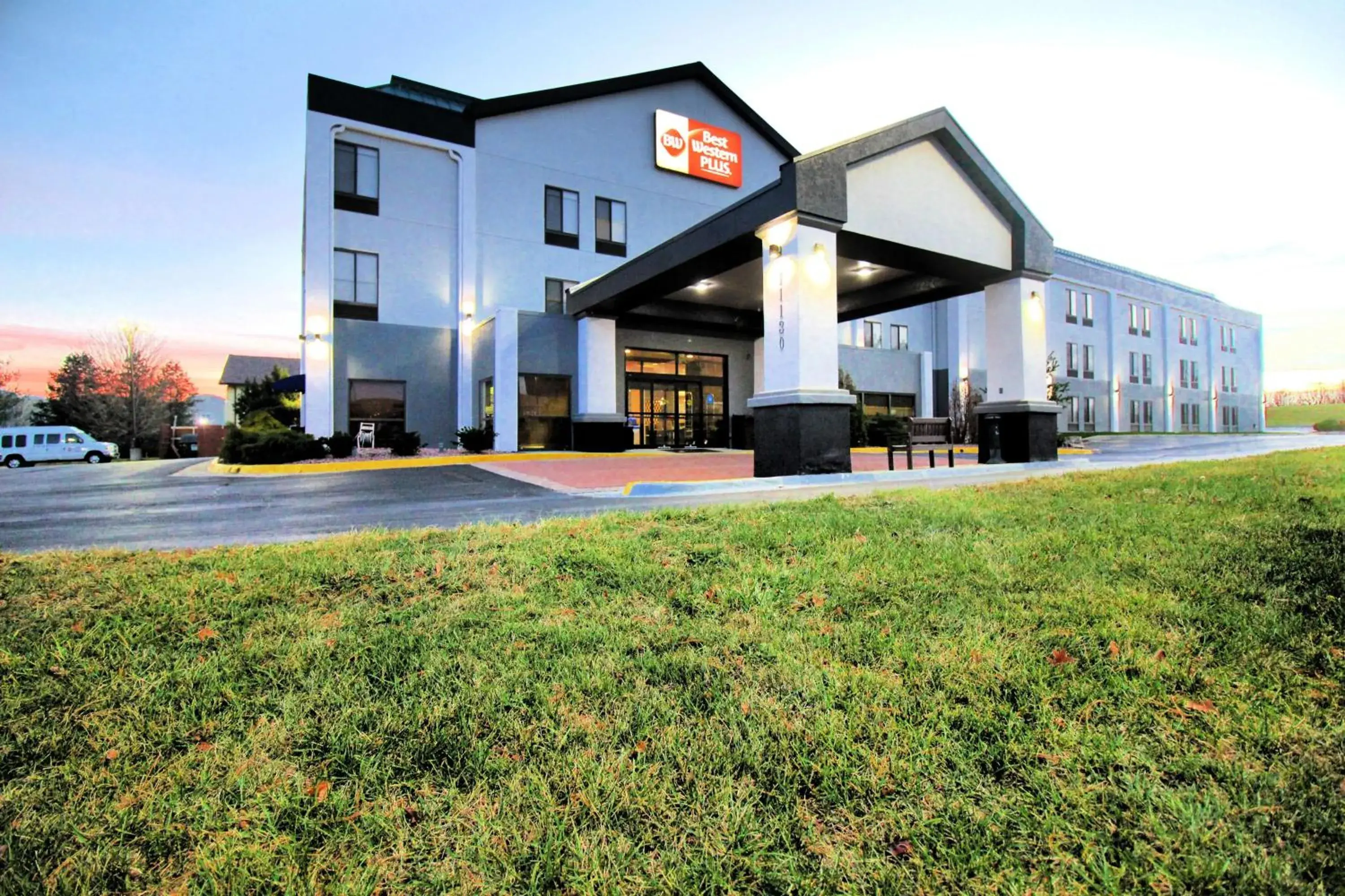 Property building in Best Western Plus Kansas City Airport - KCI East Property building in Best Western Plus Kansas City Airport - KCI East