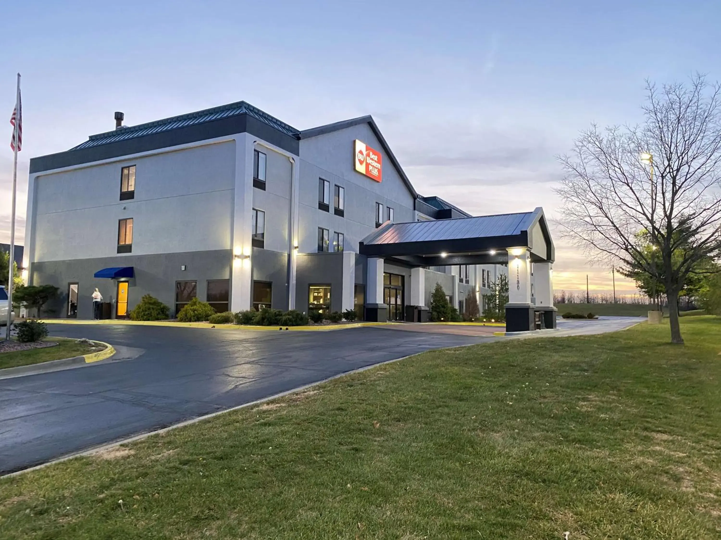 Property building in Best Western Plus Kansas City Airport - KCI East Property building in Best Western Plus Kansas City Airport - KCI East