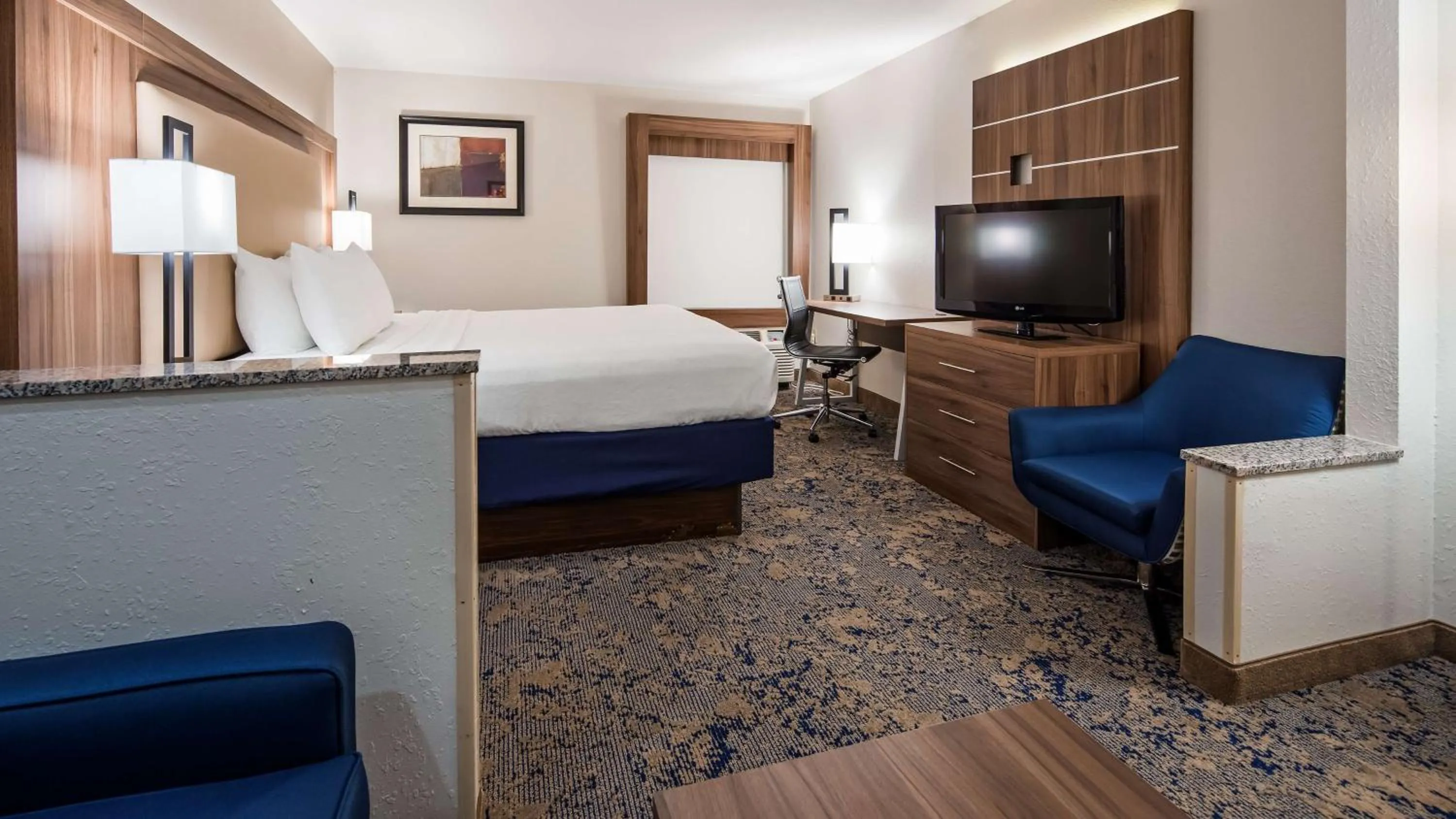 Photo of the whole room, Bed in Best Western Plus Kansas City Airport - KCI East
