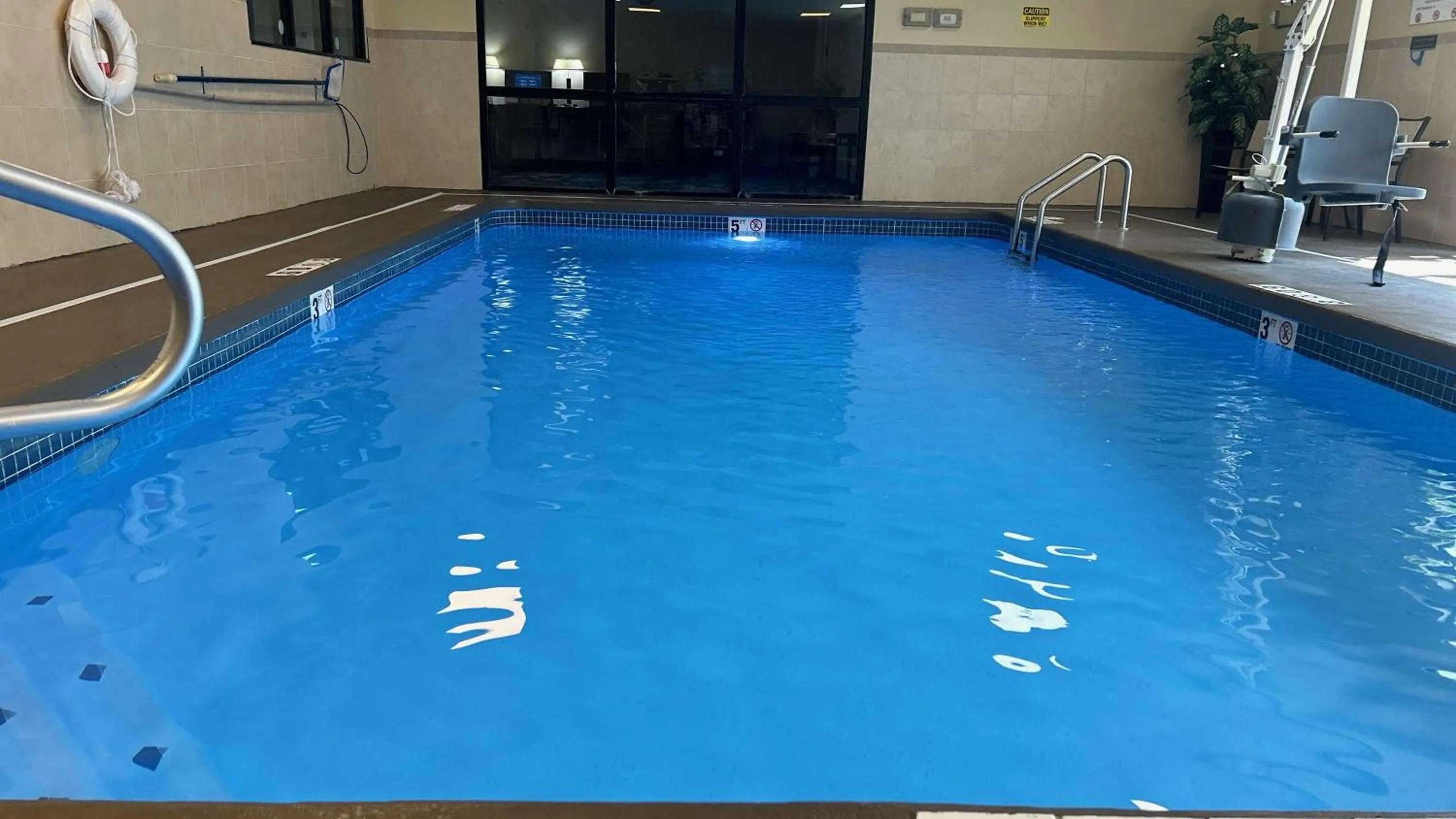 Pool view in Best Western Plus Kansas City Airport - KCI East