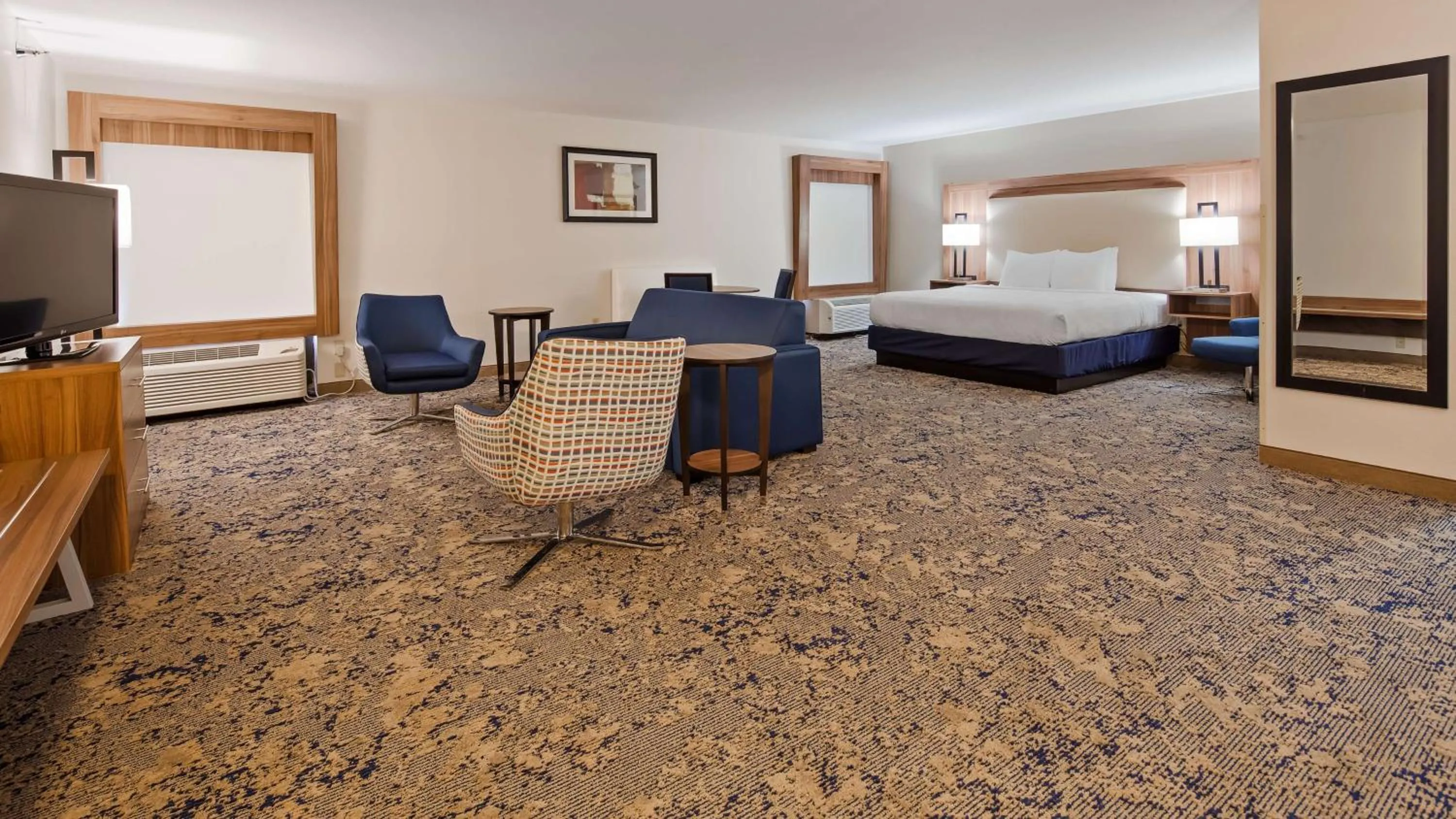 Photo of the whole room, Bed in Best Western Plus Kansas City Airport - KCI East
