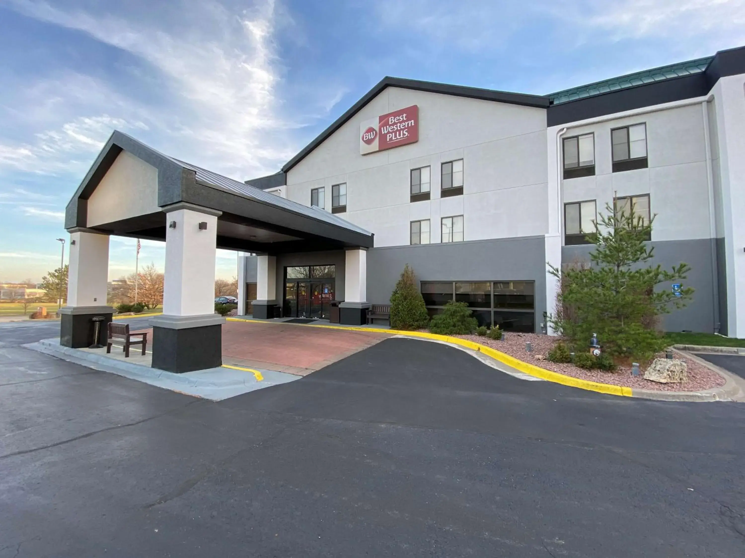 Property building in Best Western Plus Kansas City Airport - KCI East Property building in Best Western Plus Kansas City Airport - KCI East