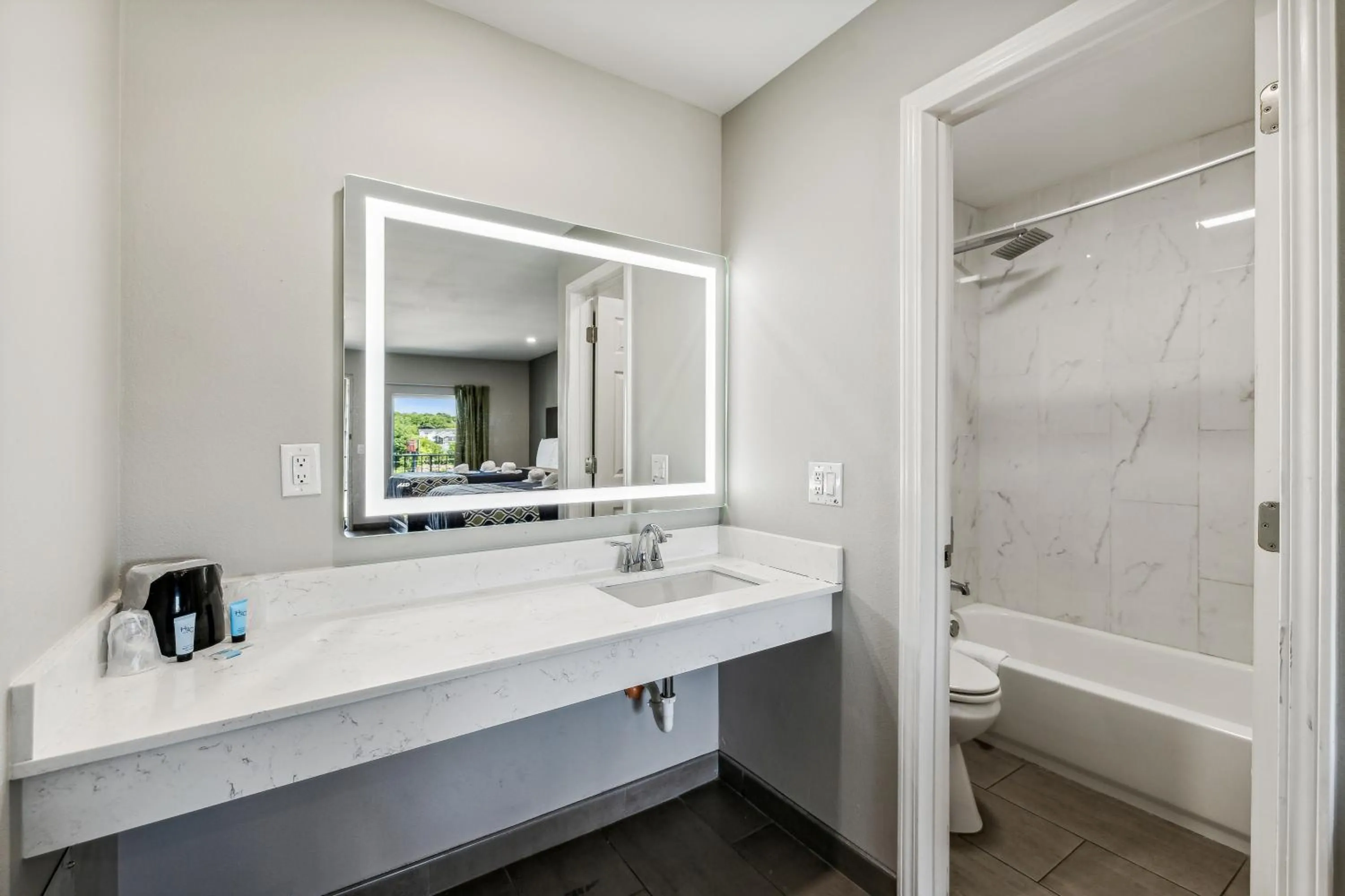 Toilet in Knights Inn Antioch