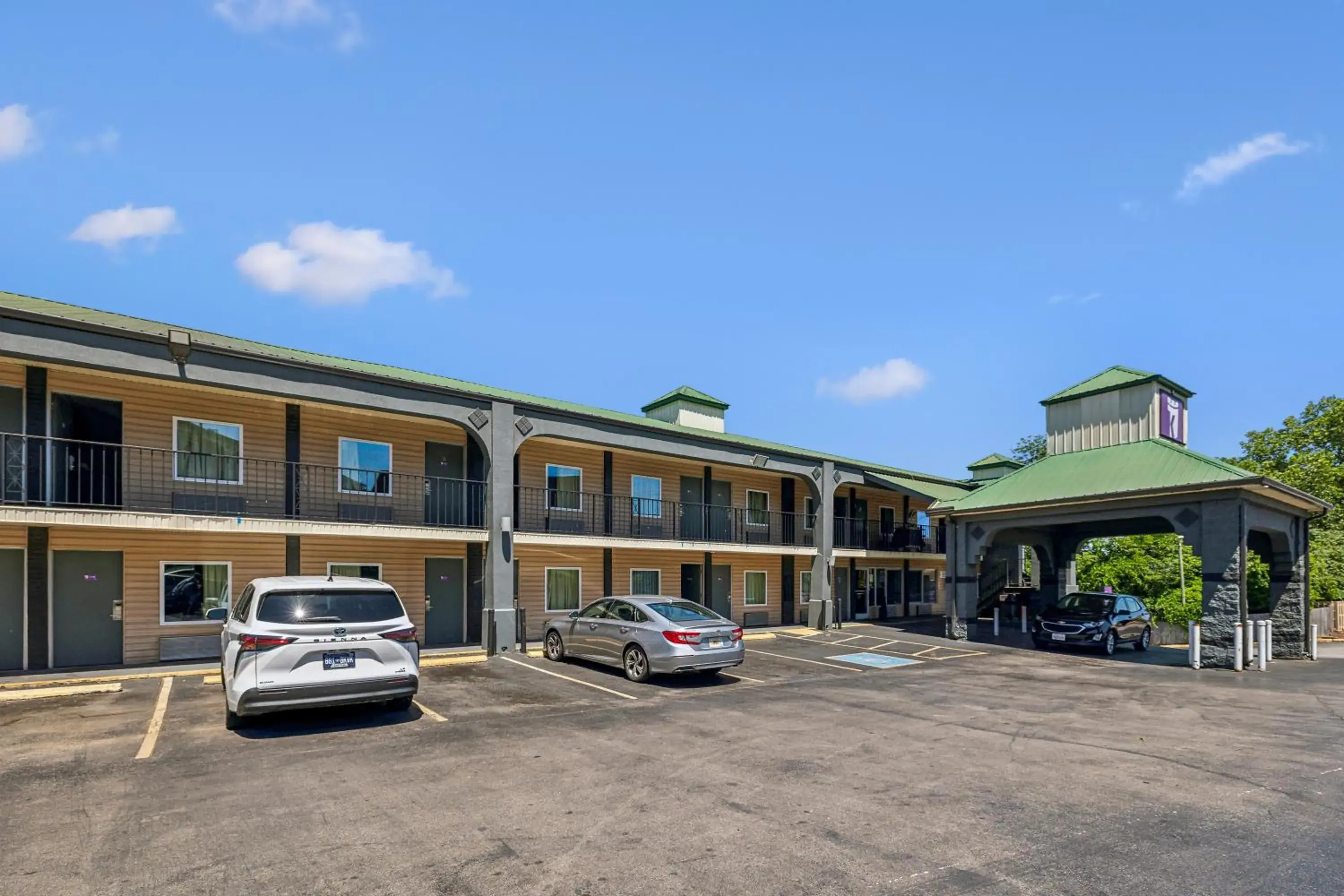 Property building in Knights Inn Antioch Property building in Knights Inn Antioch