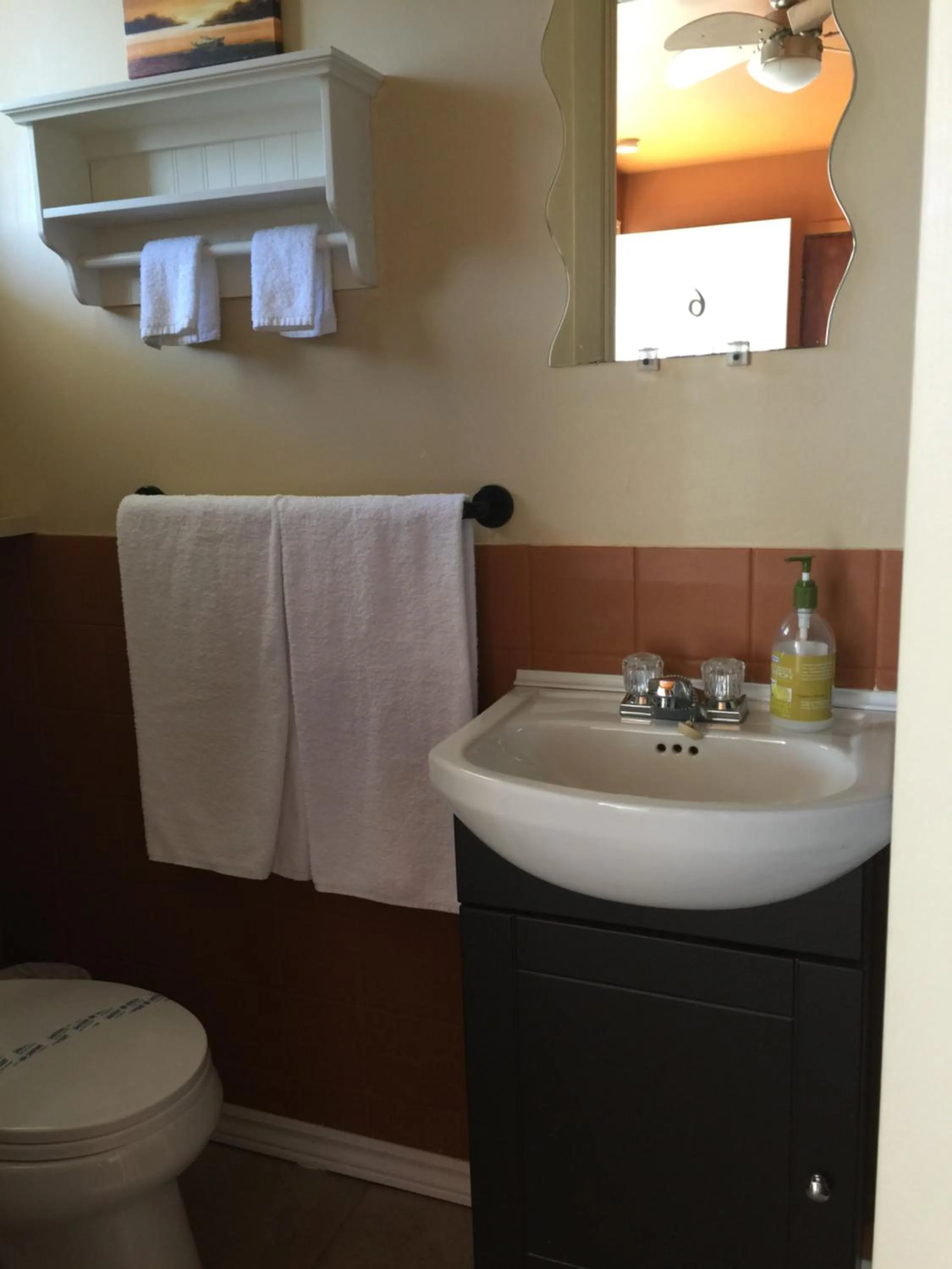 Toilet in Motel Montgolfière JP