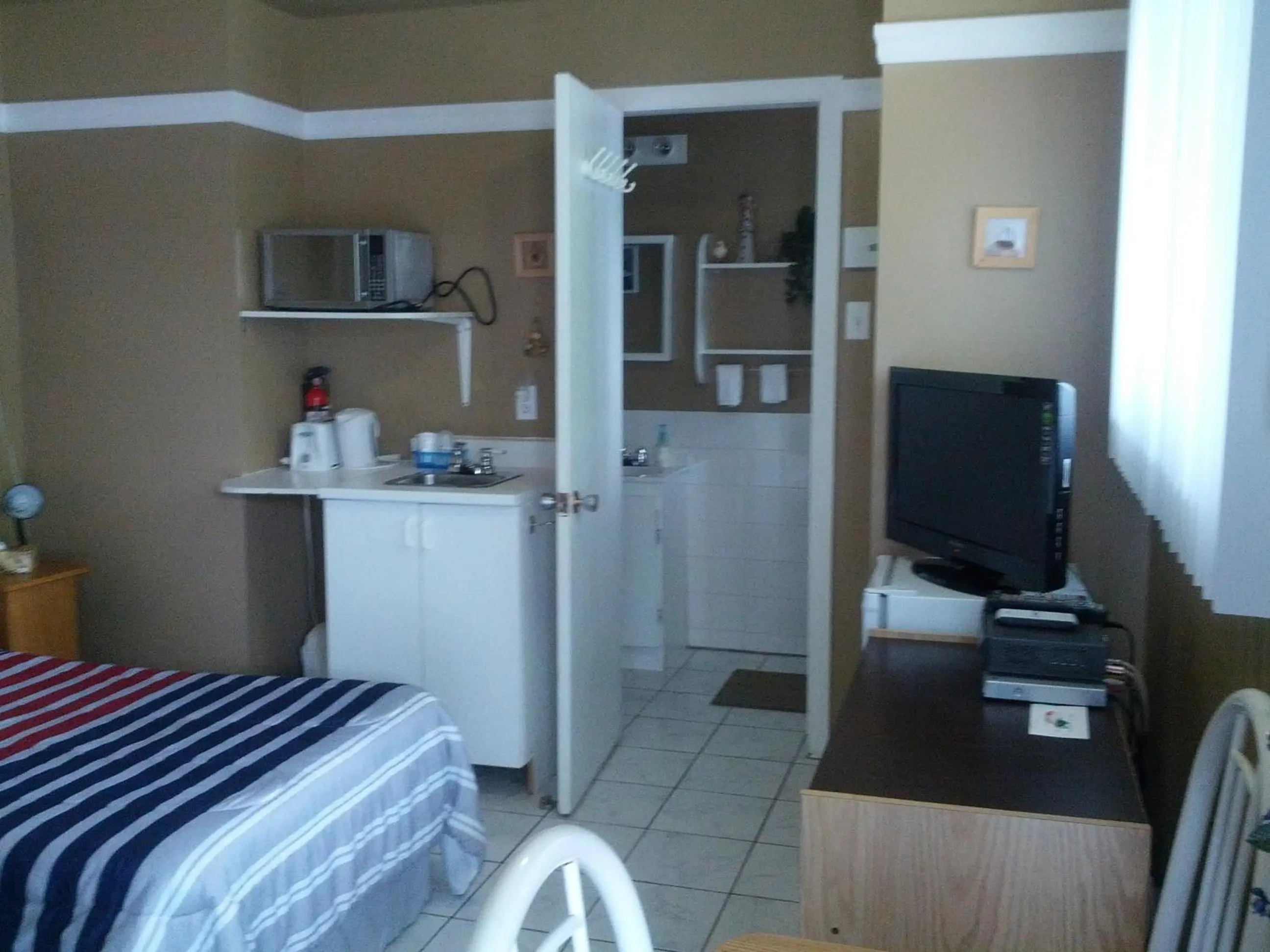 Coffee/tea facilities, Bed in Motel Montgolfière JP