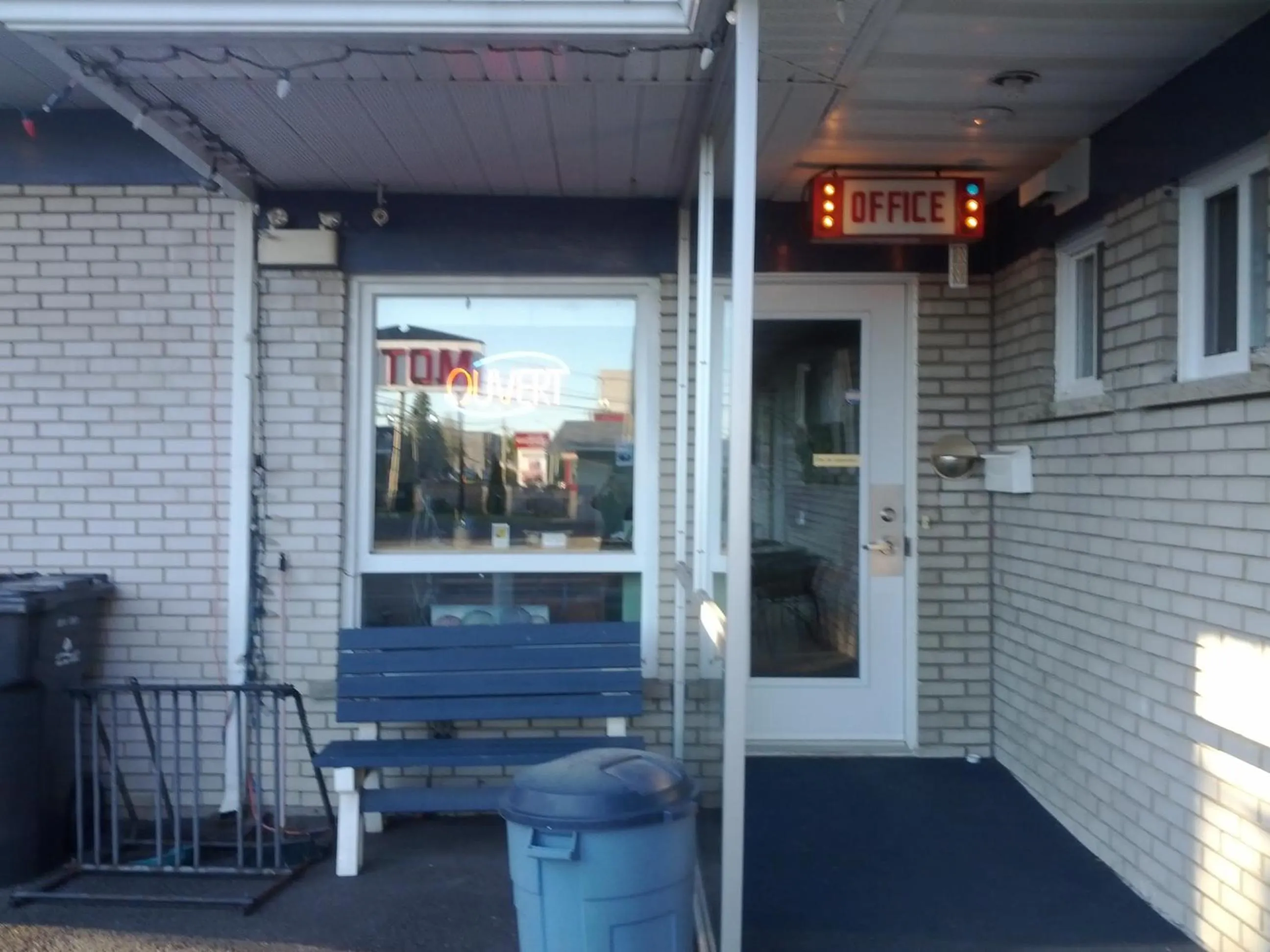 Facade/entrance in Motel Montgolfière JP
