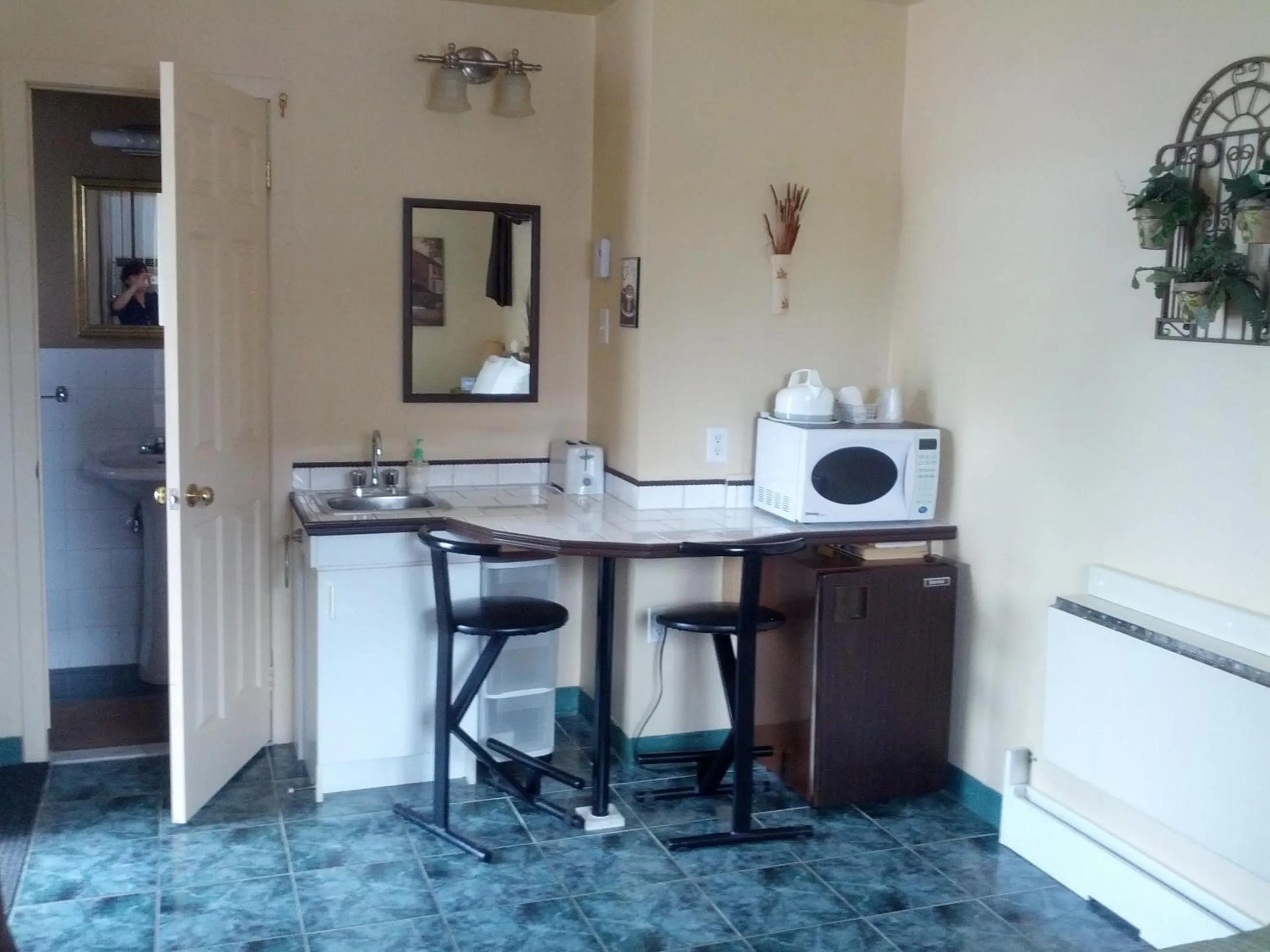 Coffee/tea facilities in Motel Montgolfière JP