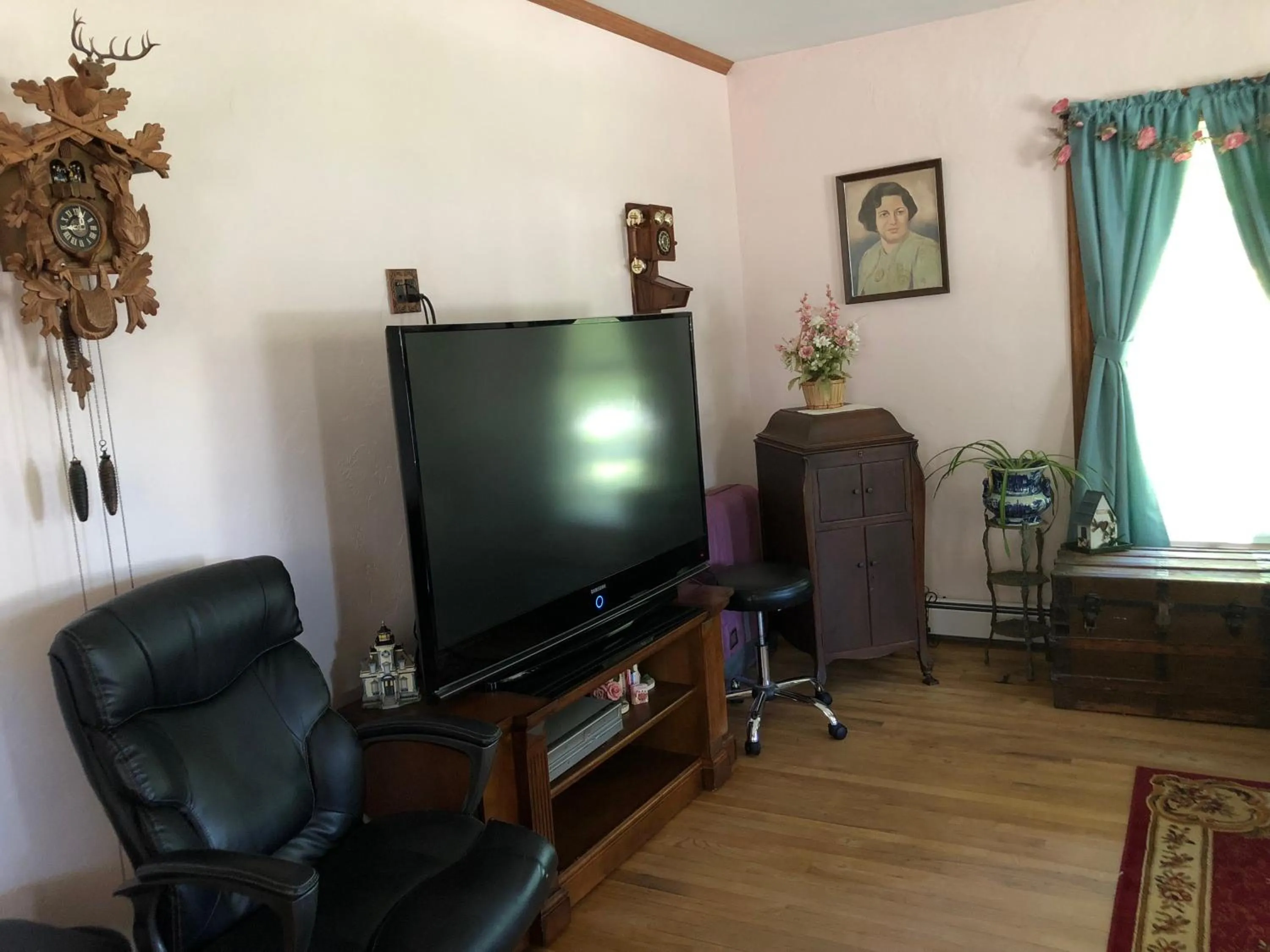 Photo of the whole room in Antique Rose Inn Windham