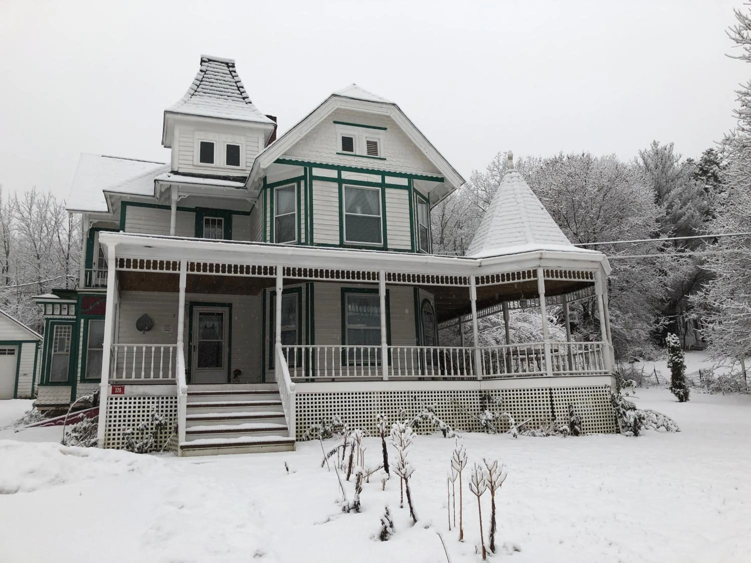 Facade/entrance in Antique Rose Inn Windham
