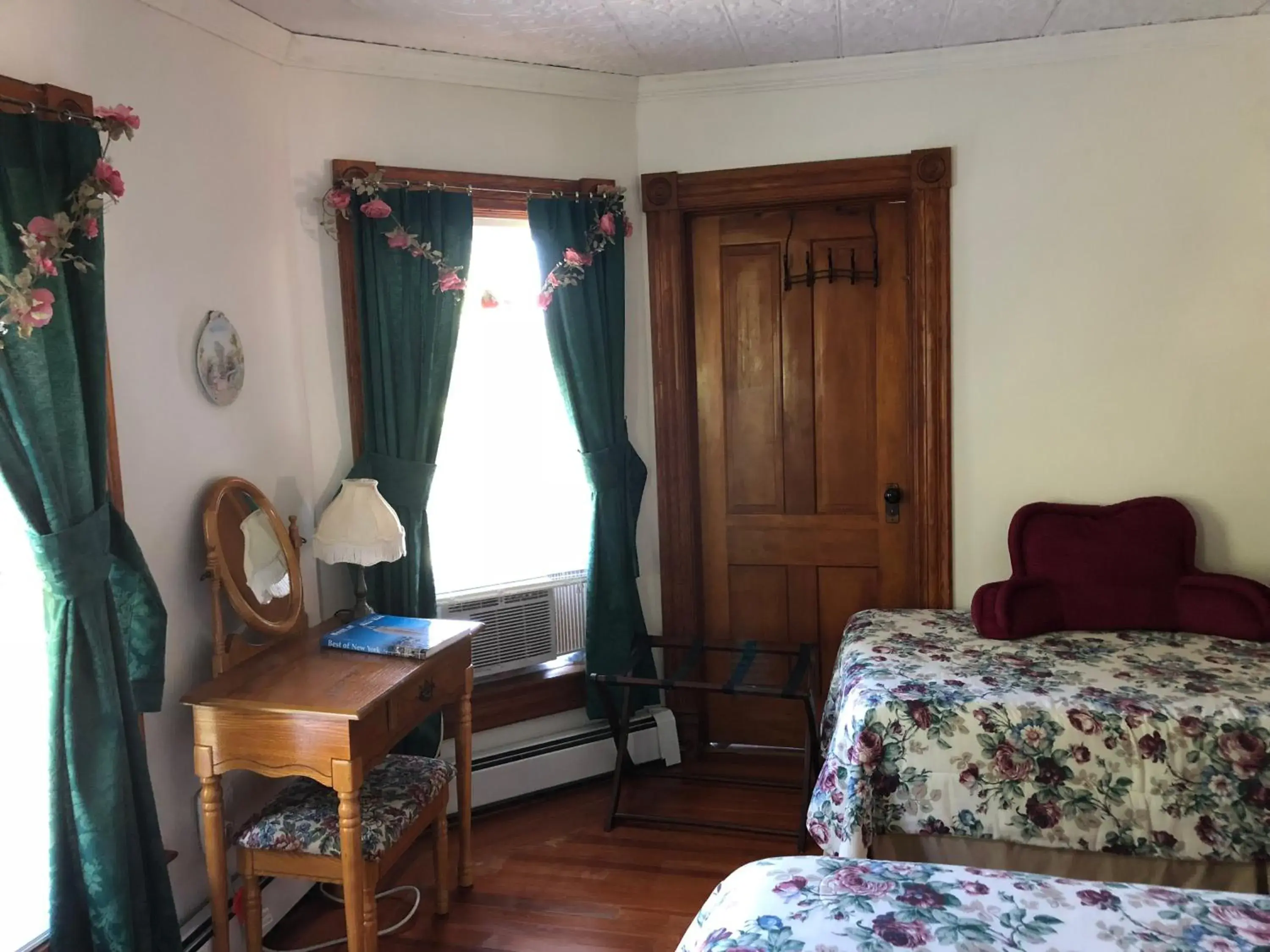 Queen and Twin Room in Antique Rose Inn Windham Queen and Twin Room in Antique Rose Inn Windham