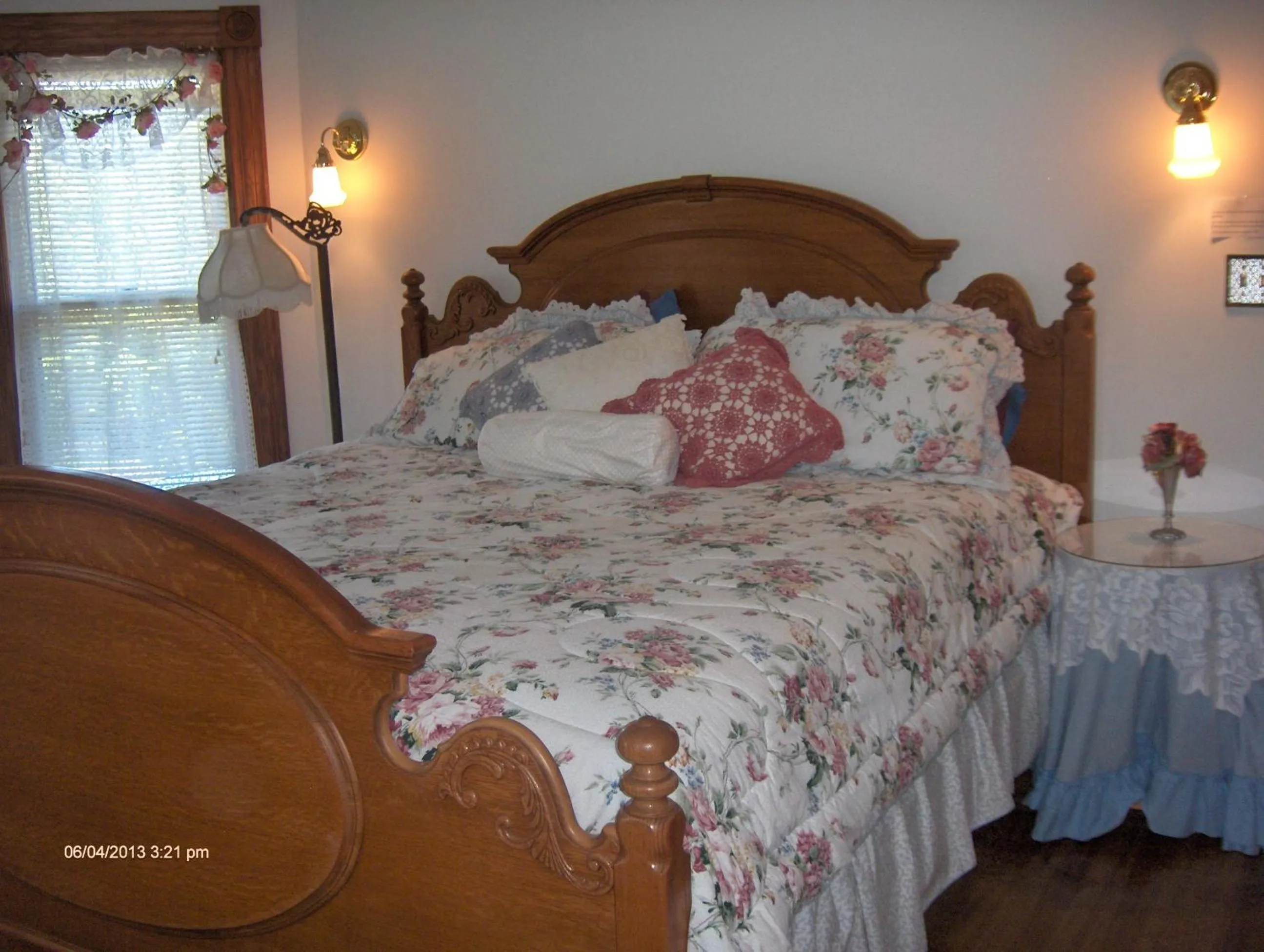 Bed in Antique Rose Inn Windham