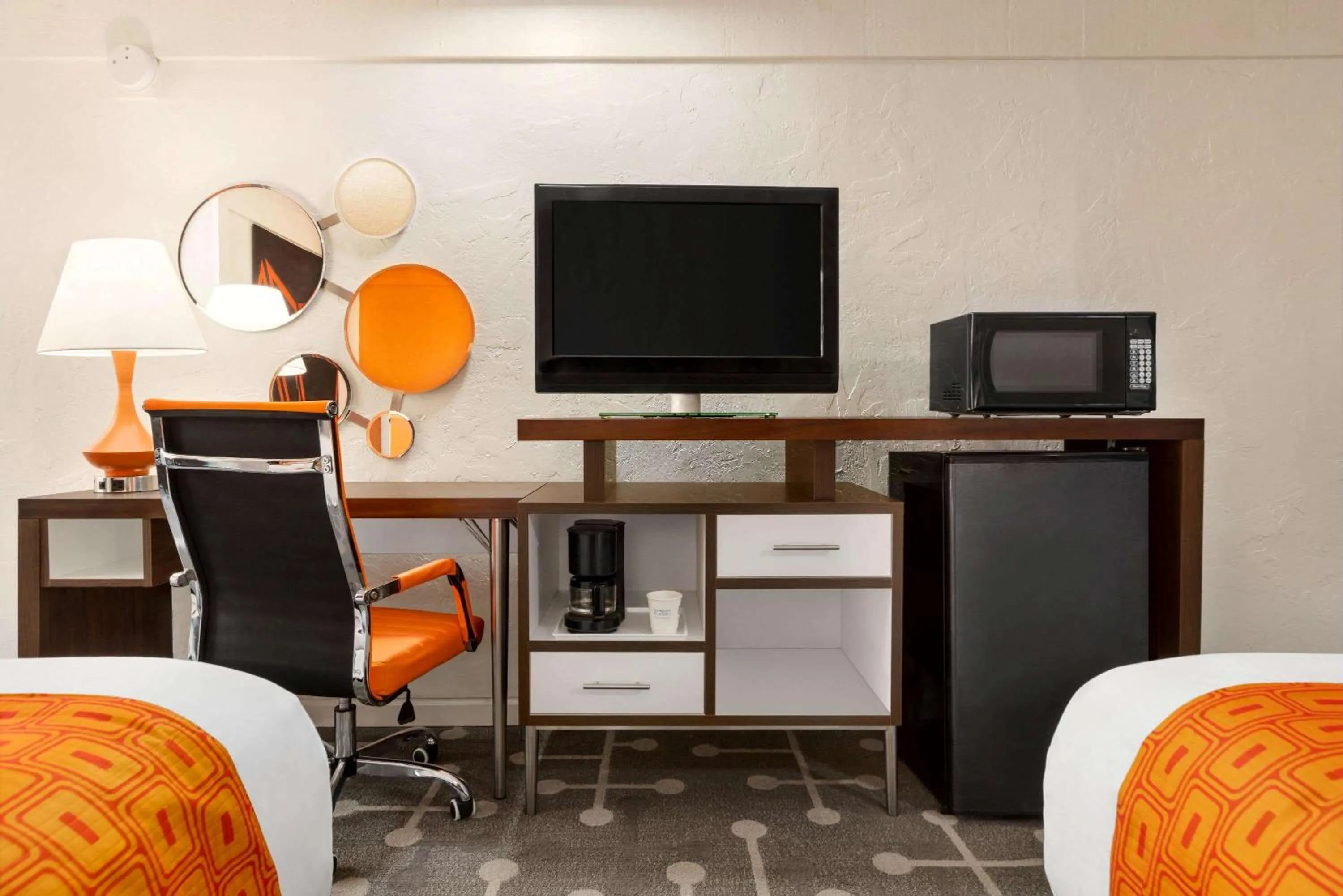 Photo of the whole room, Bed in Dover Inn and Suites