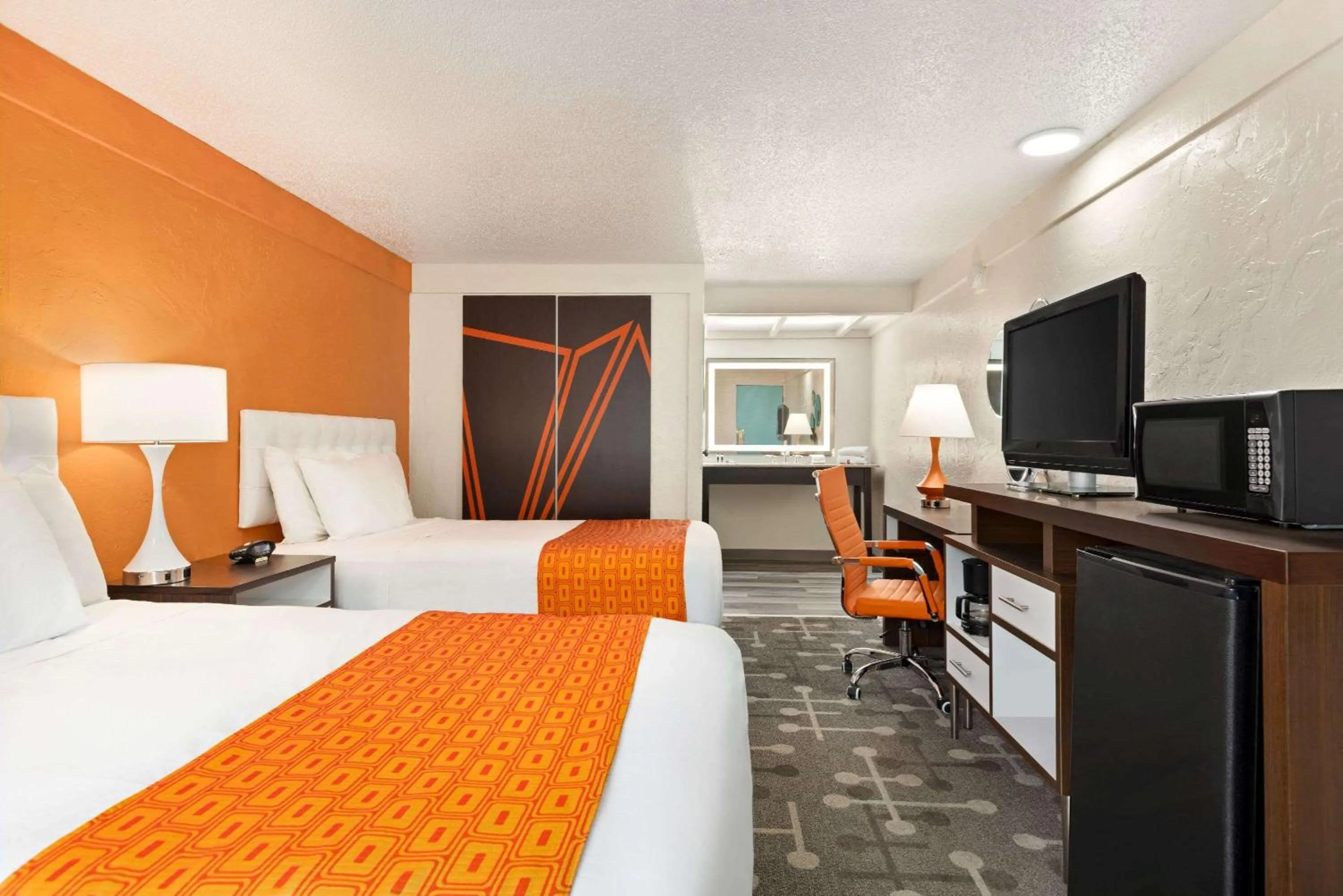 Photo of the whole room, Bed in Dover Inn and Suites