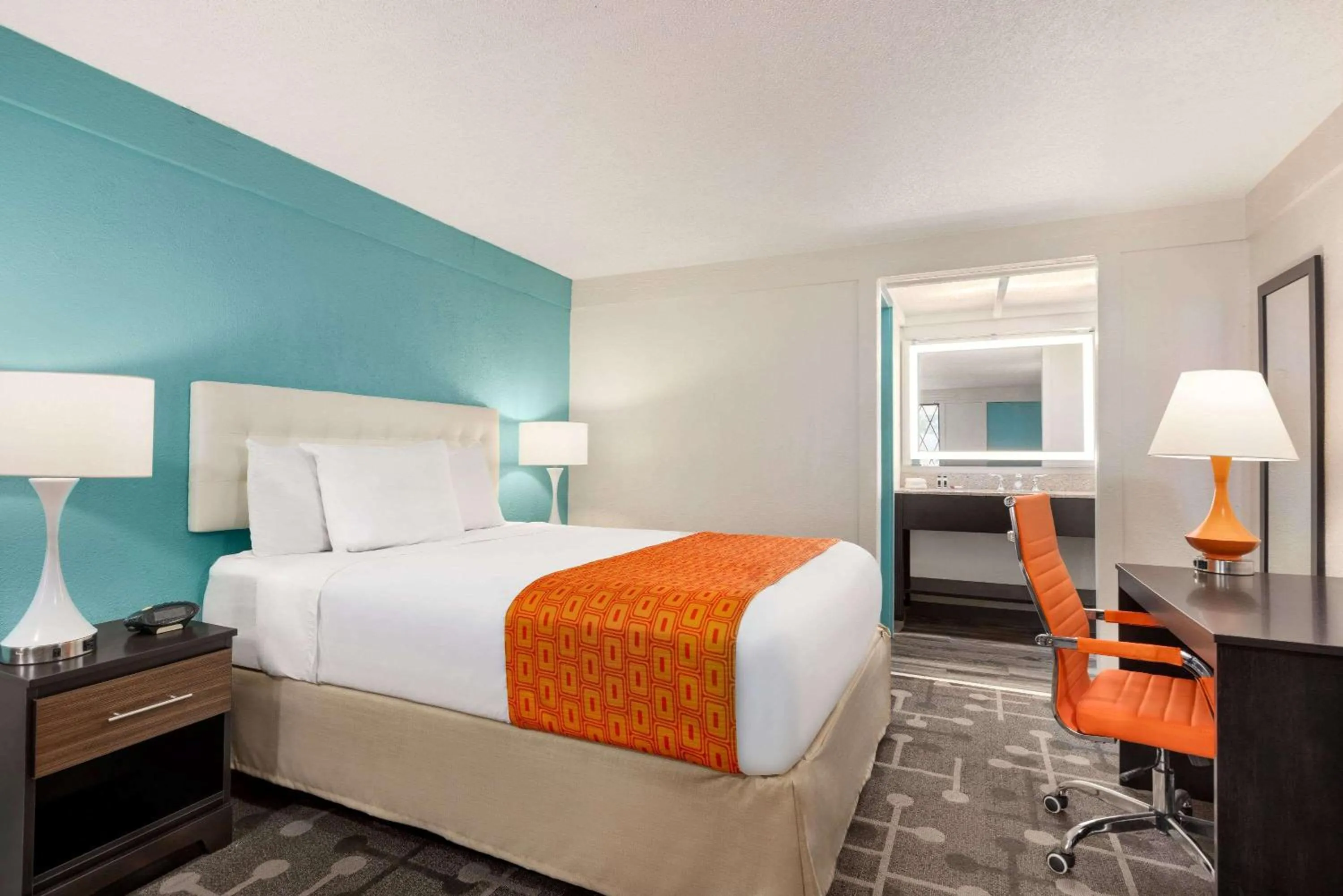 Photo of the whole room, Bed in Dover Inn and Suites