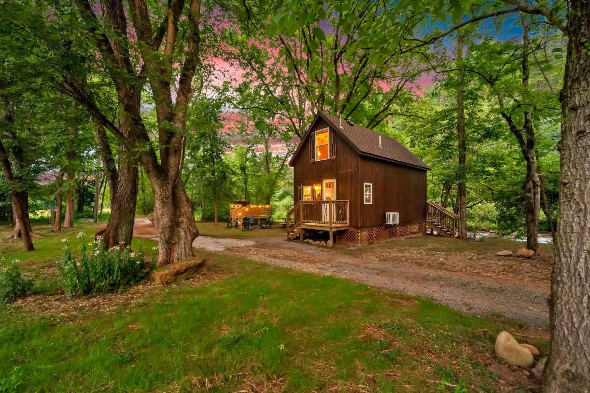 Creekwalk Inn Bed and Breakfast with Cabins