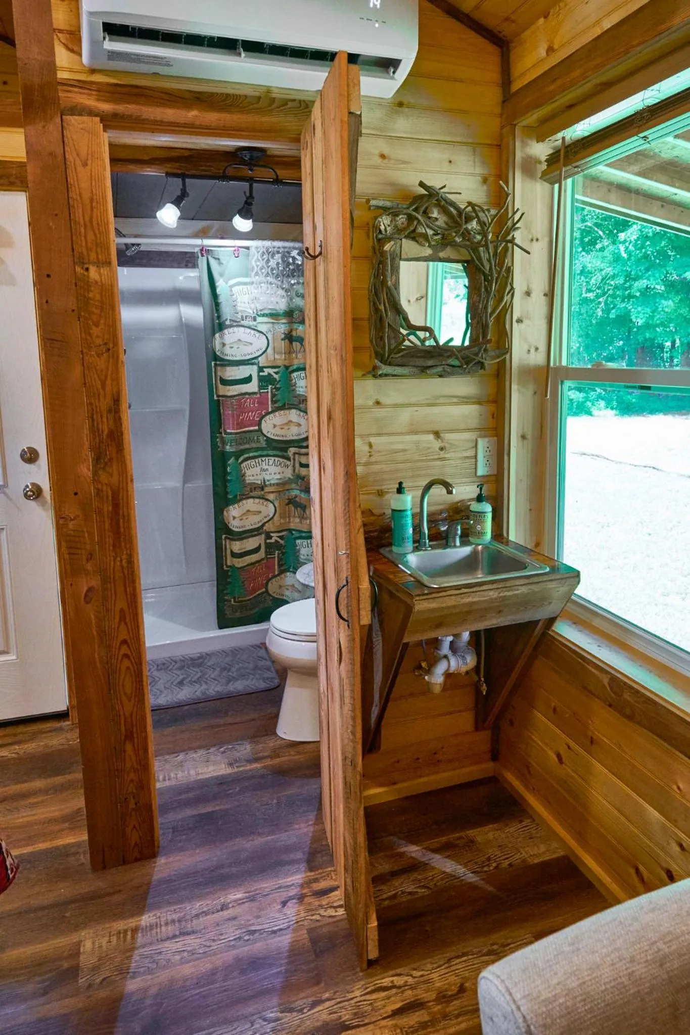 Creekwalk Inn Bed and Breakfast with Cabins