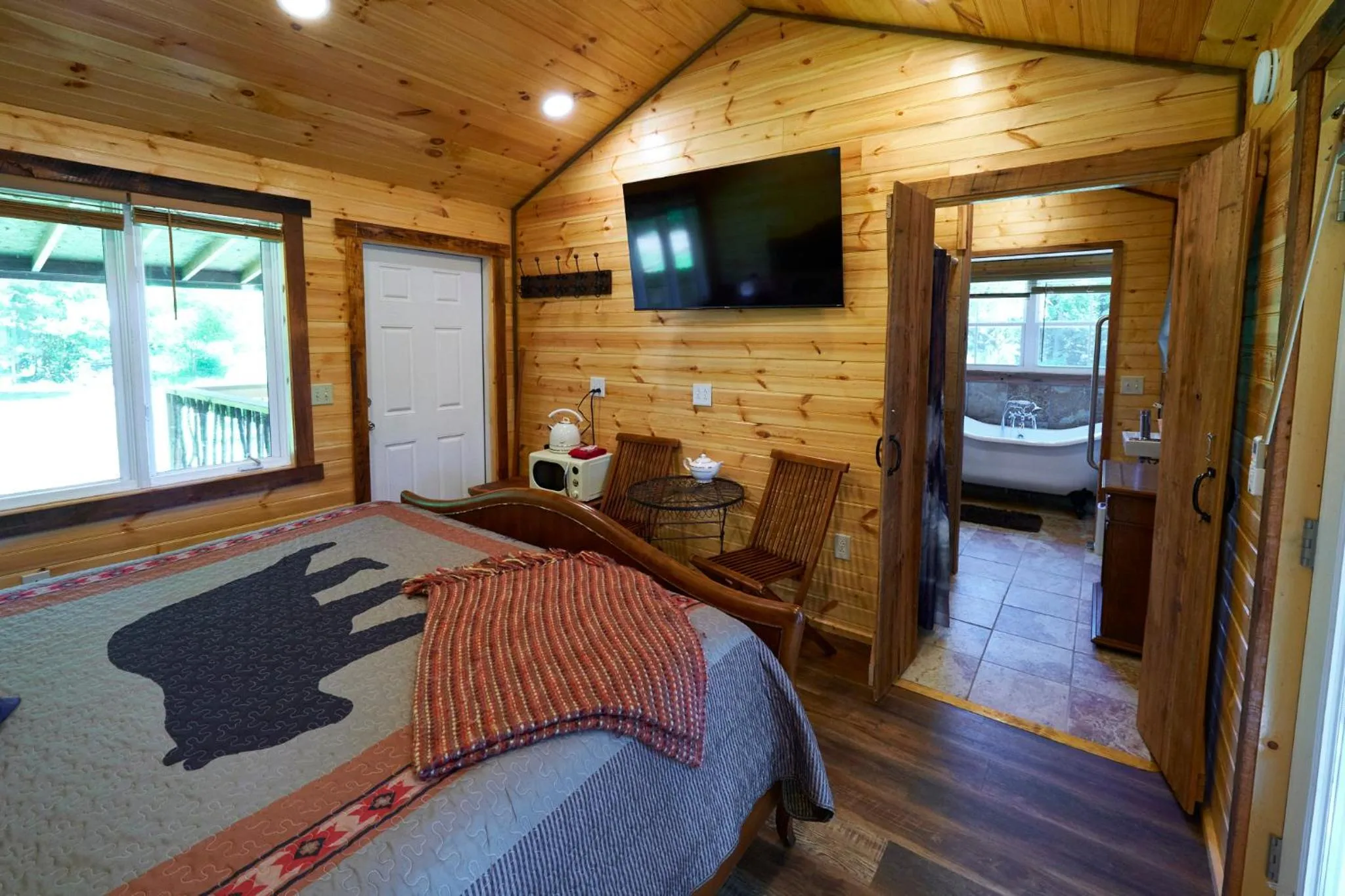 Bed in Creekwalk Inn Bed and Breakfast with Cabins