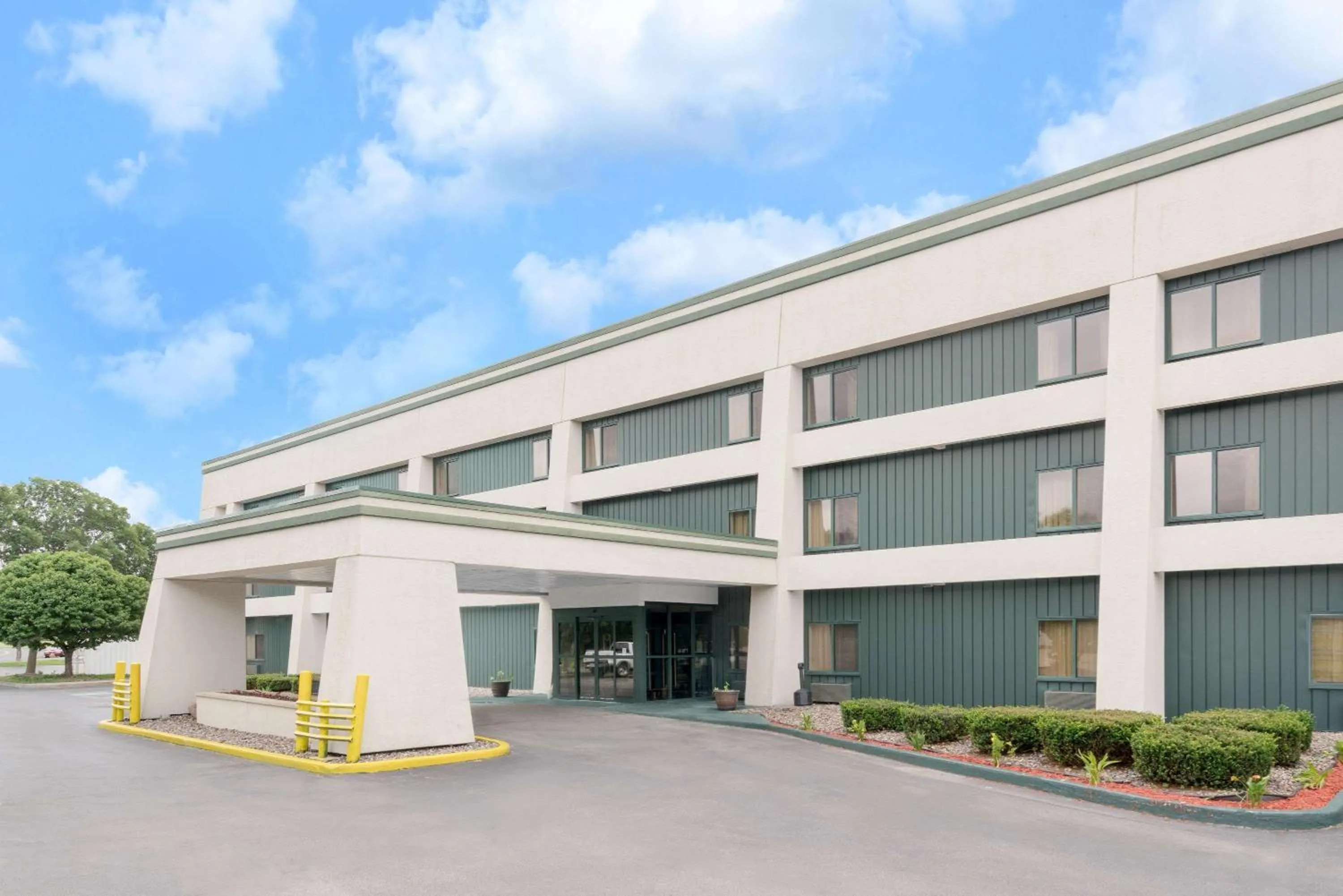 Property building in Baymont by Wyndham La Crosse/Onalaska