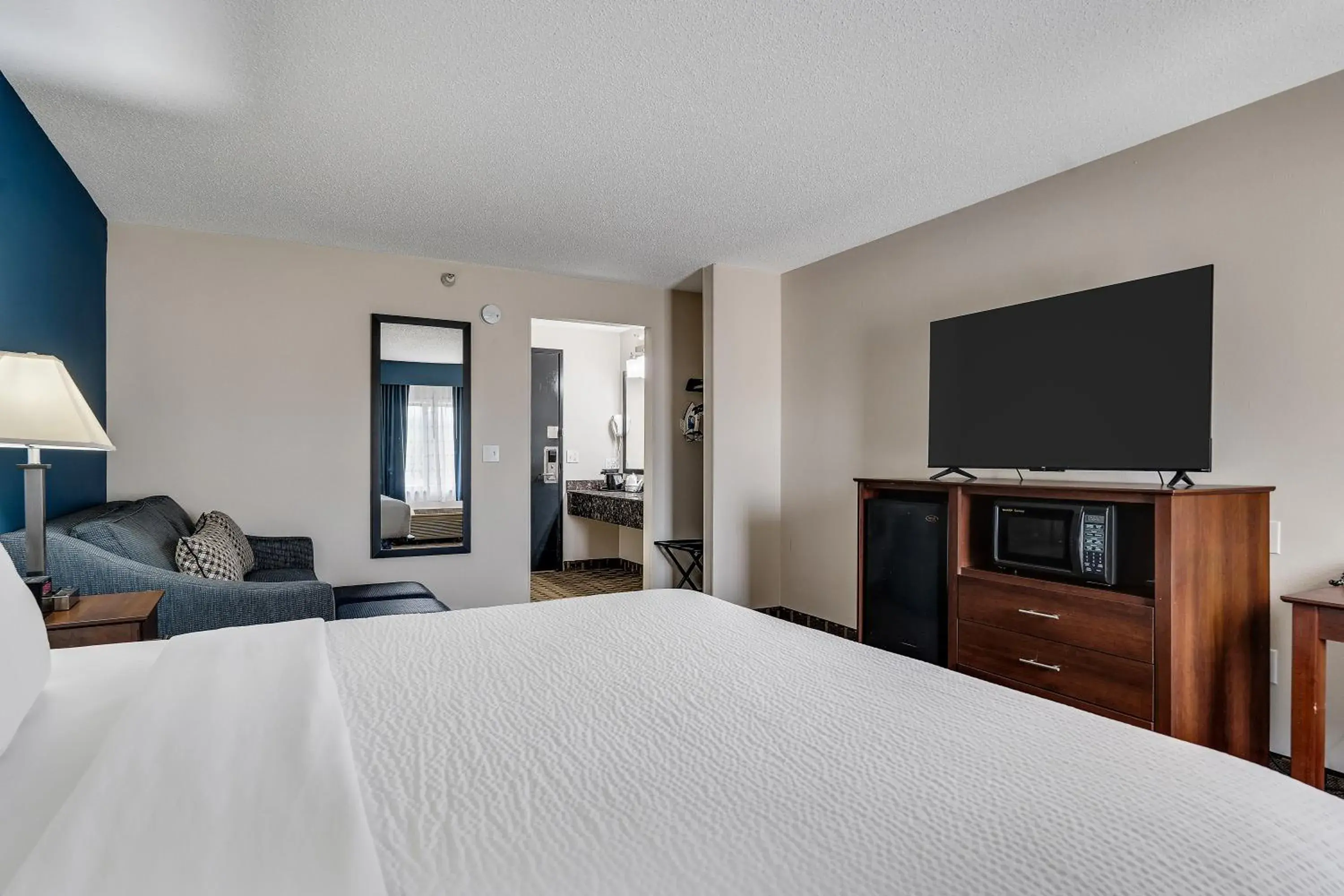 Photo of the whole room, Bed in Baymont by Wyndham La Crosse/Onalaska Photo of the whole room, Bed in Baymont by Wyndham La Crosse/Onalaska