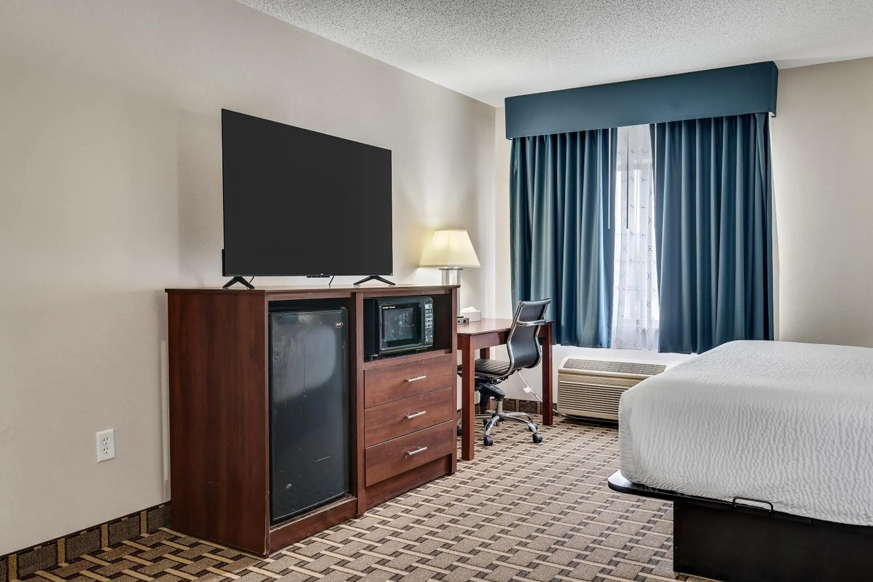 TV and multimedia, Bed in Baymont by Wyndham La Crosse/Onalaska TV and multimedia, Bed in Baymont by Wyndham La Crosse/Onalaska