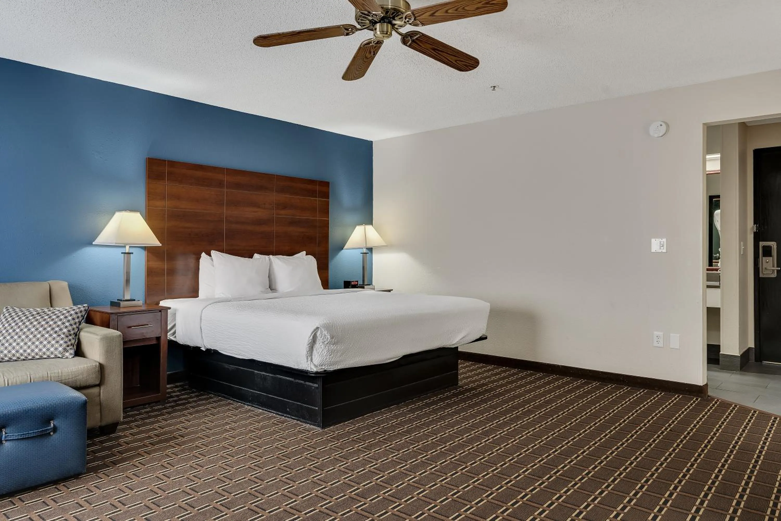 Photo of the whole room, Bed in Baymont by Wyndham La Crosse/Onalaska