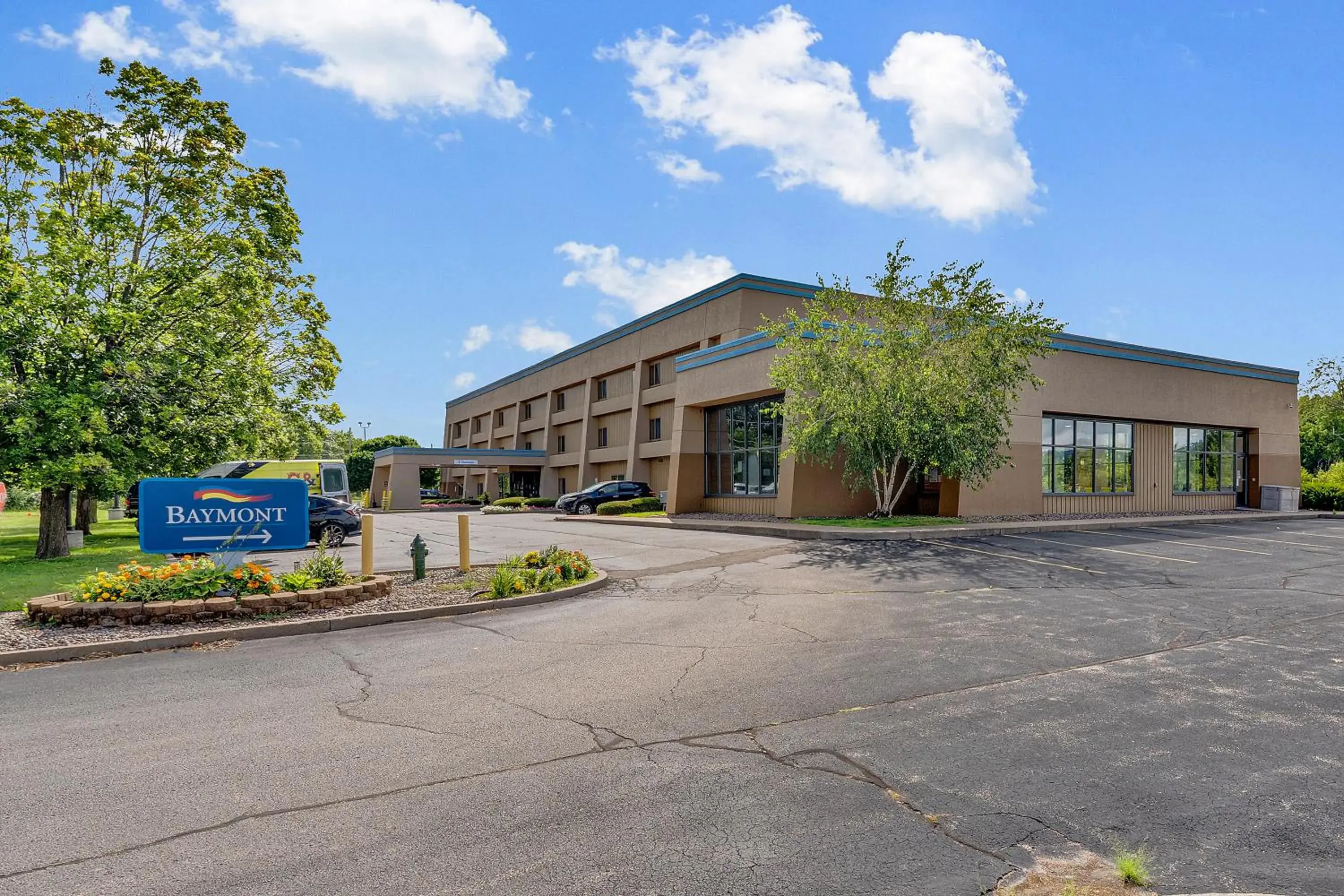 Property building in Baymont by Wyndham La Crosse/Onalaska Property building in Baymont by Wyndham La Crosse/Onalaska