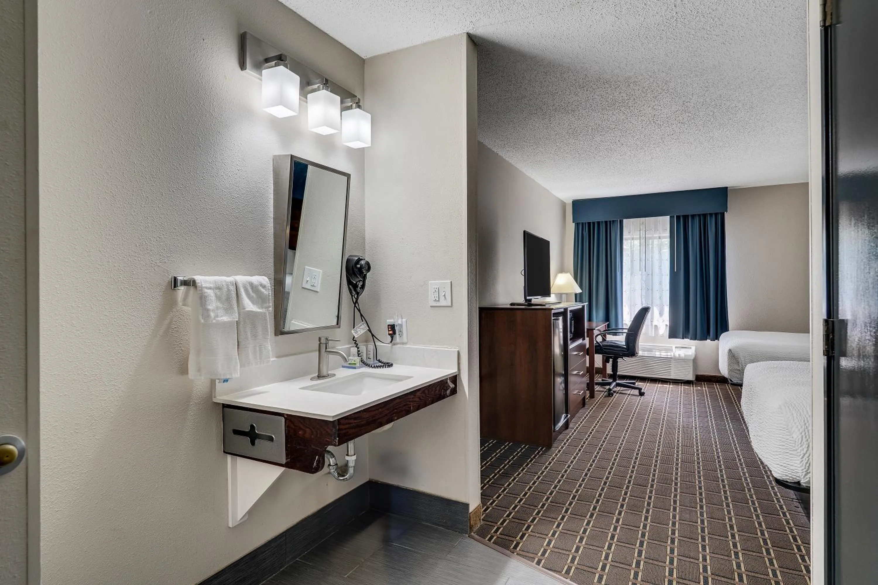Bathroom, Bed in Baymont by Wyndham La Crosse/Onalaska