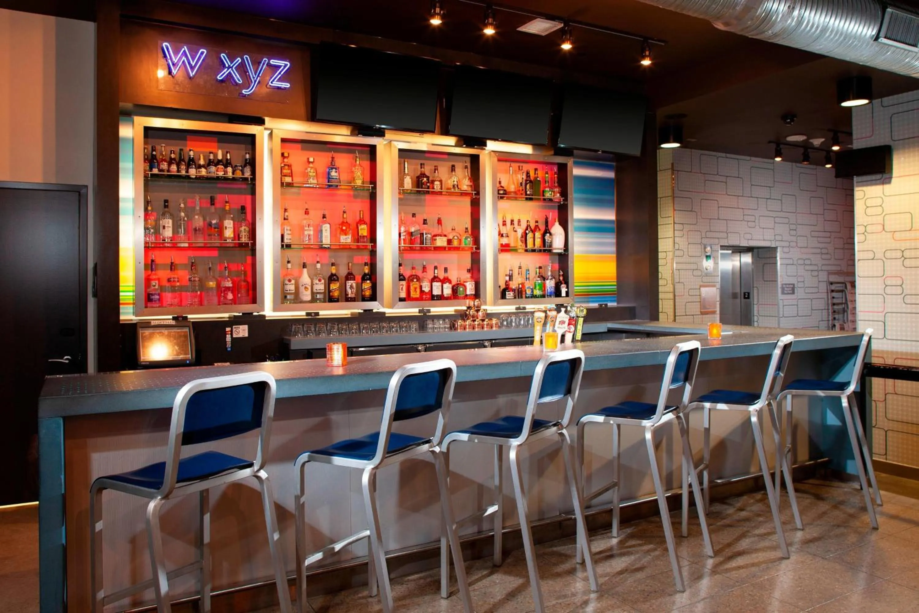 Lounge or bar in Aloft Richmond West Short Pump