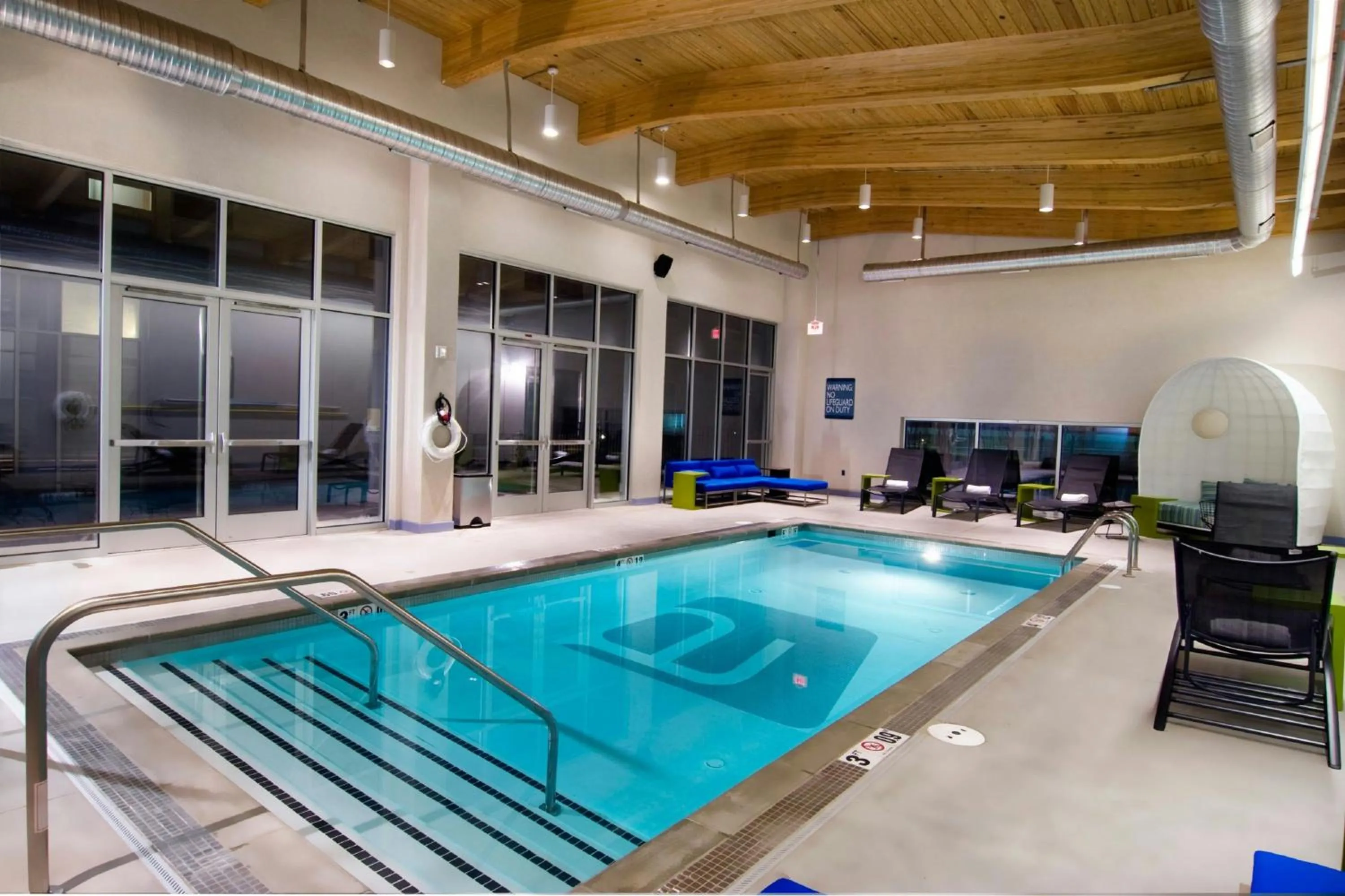 Swimming pool in Aloft Chesapeake