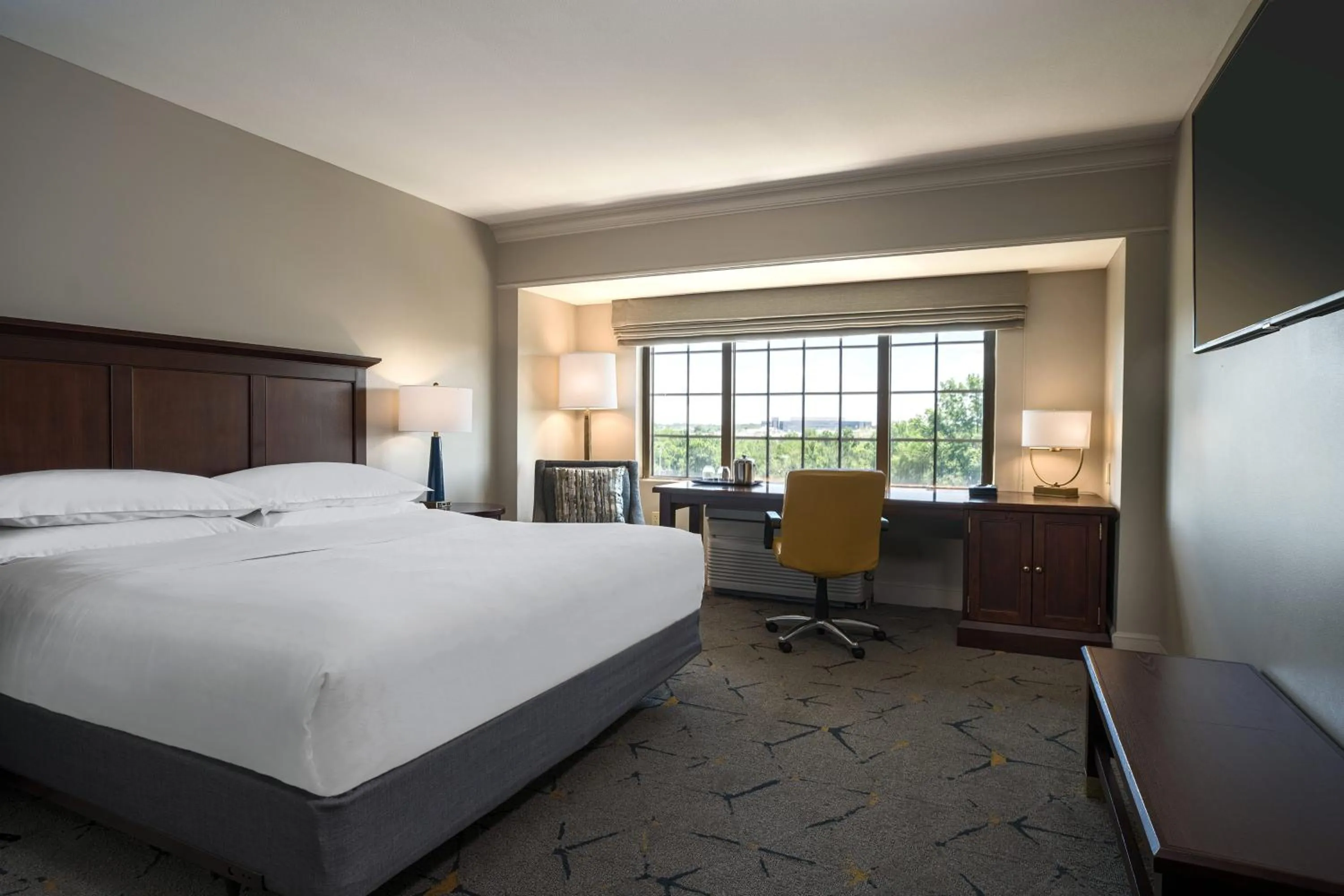 Photo of the whole room, Bed in Sheraton Baltimore Washington Airport - BWI