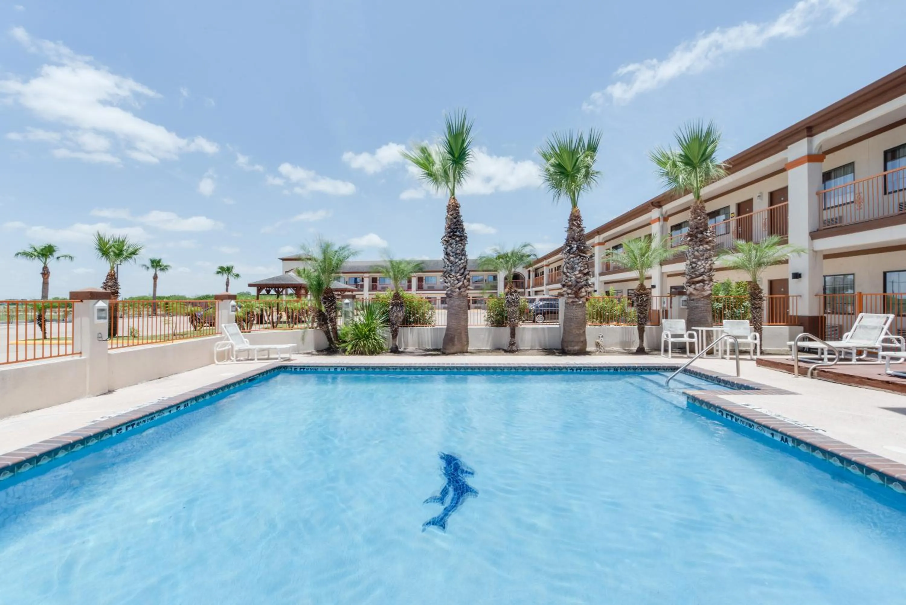 Swimming pool in Lone Star Inn - San Benito Harlingen