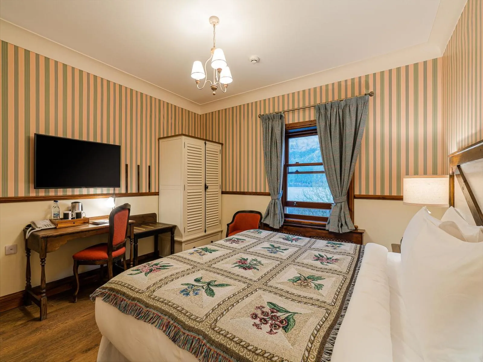 Bed in The Whispering Pine Lodge