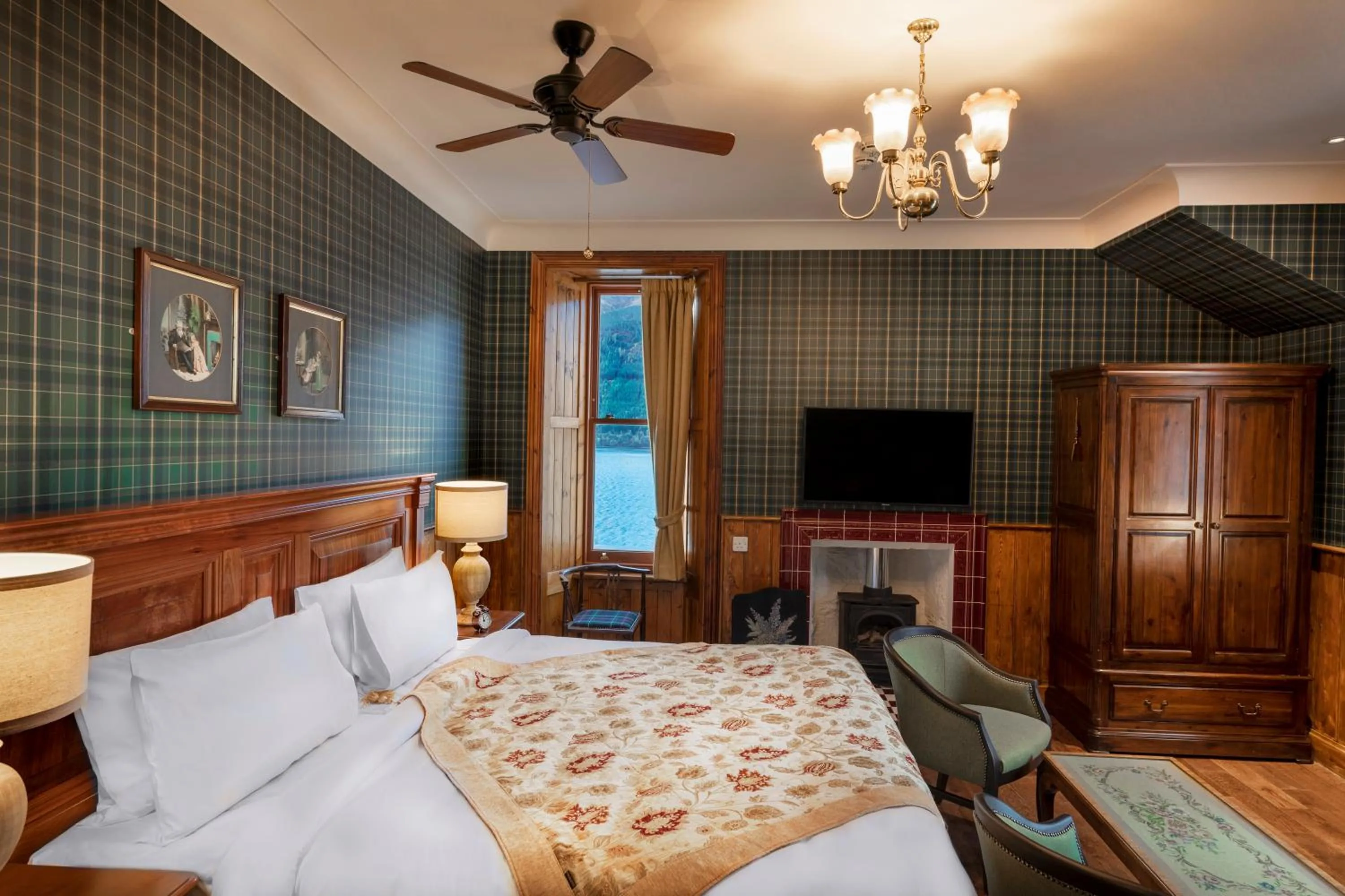 Bed in The Whispering Pine Lodge