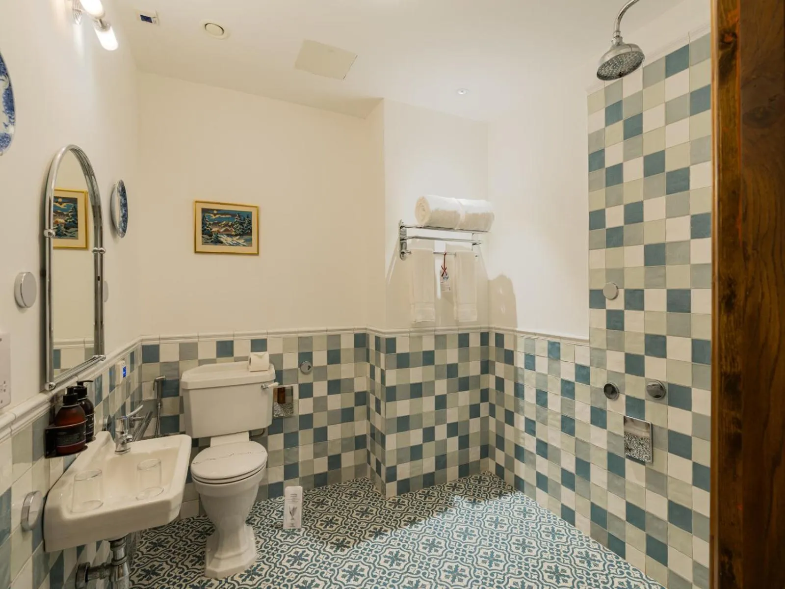 Shower in The Whispering Pine Lodge