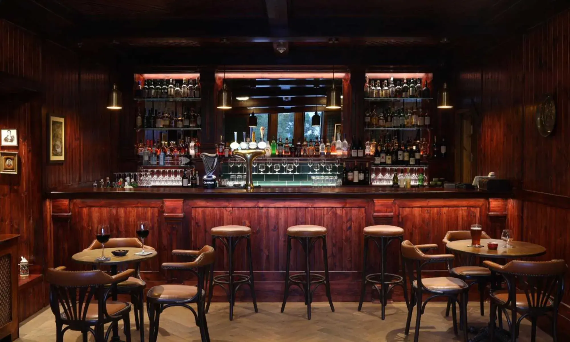 Lounge or bar in The Whispering Pine Lodge Lounge or bar in The Whispering Pine Lodge