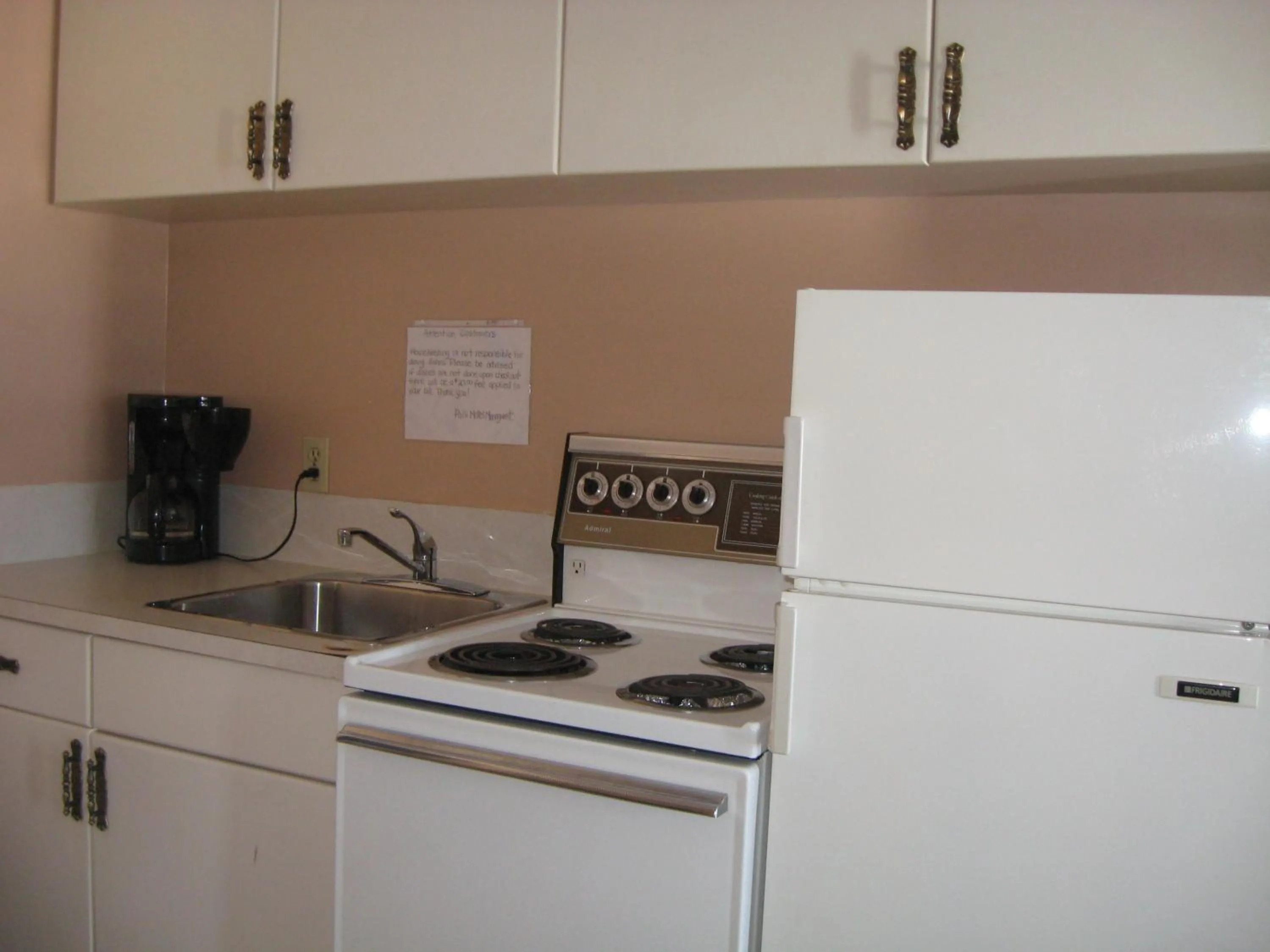 Kitchen or kitchenette in Pals Motel and RV Park