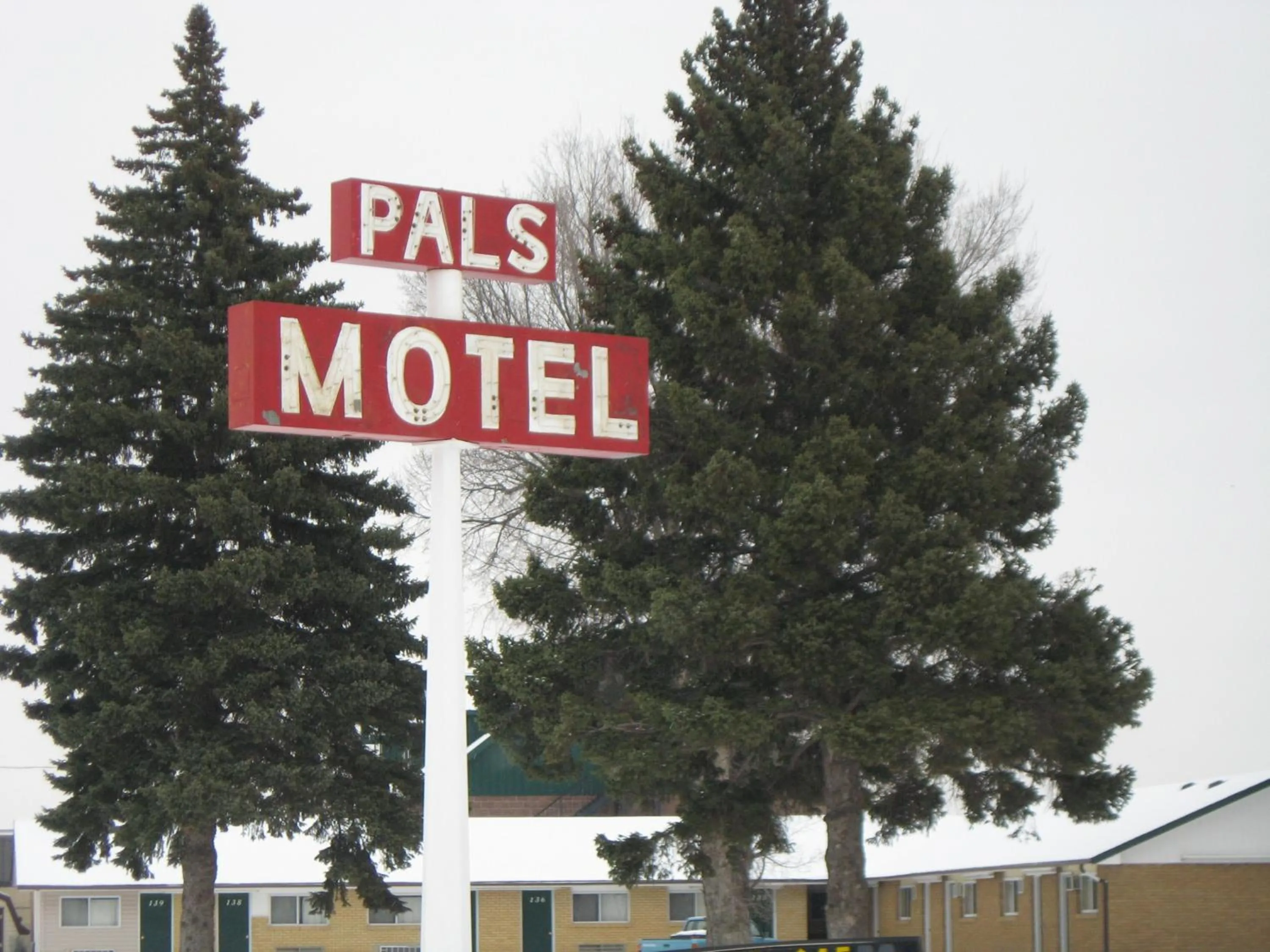 Facade/entrance in Pals Motel and RV Park