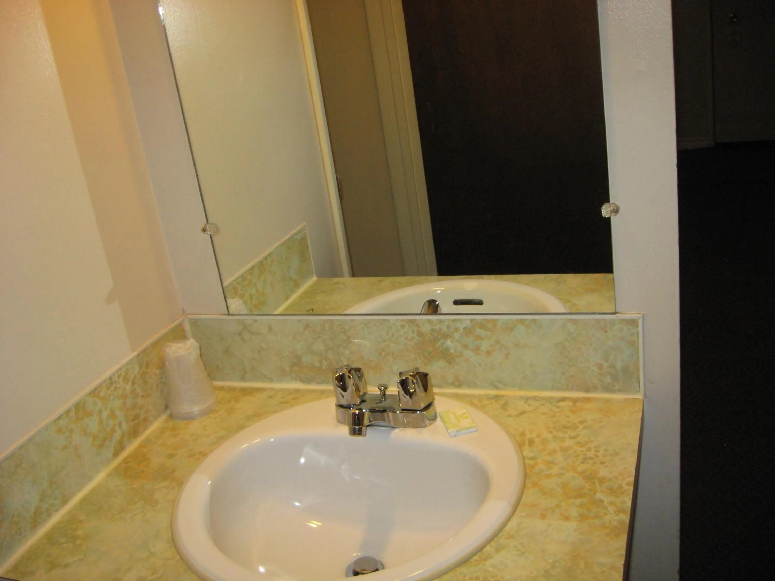 Bathroom in Pals Motel and RV Park